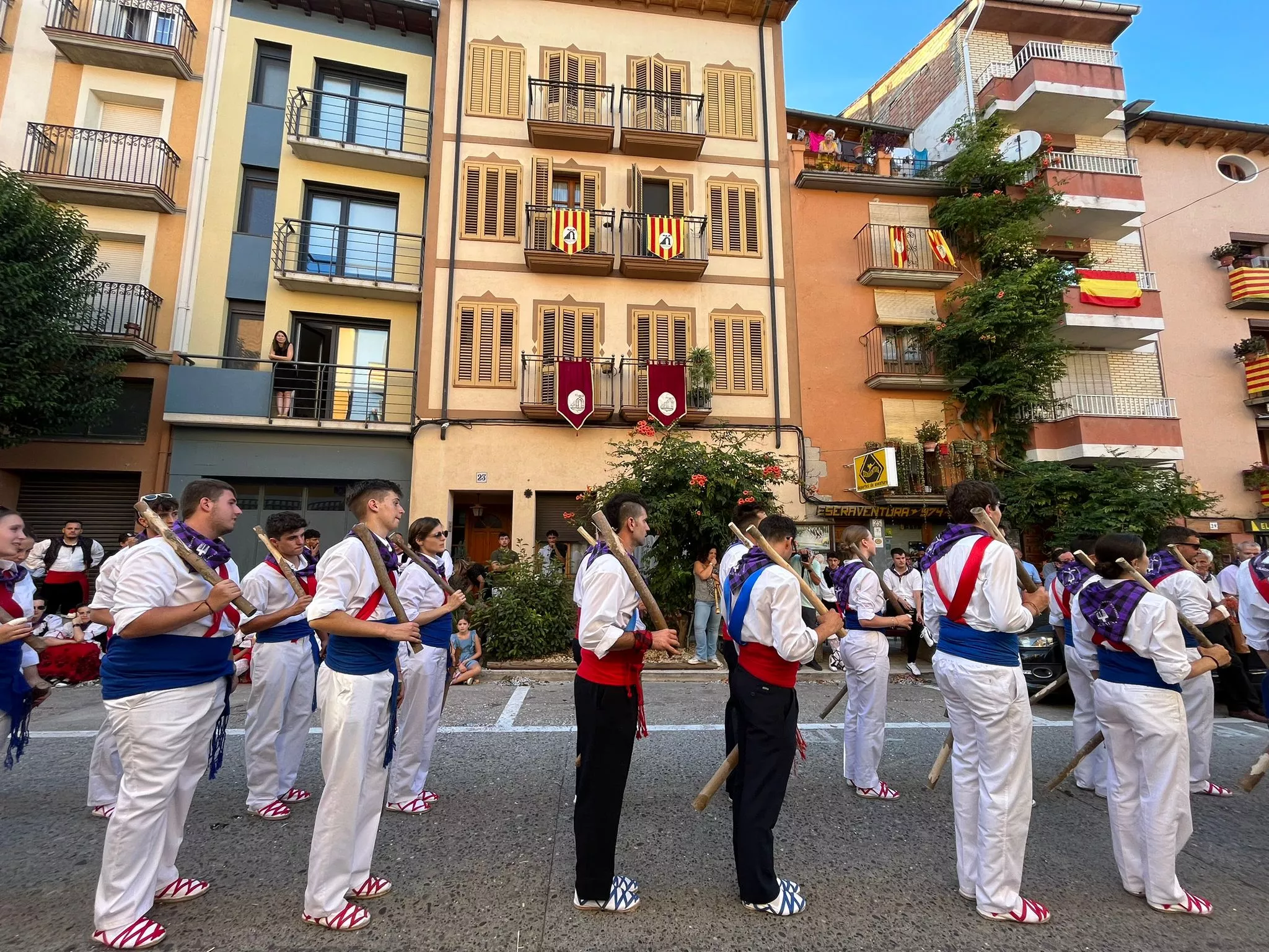 Frente a la casa de Antonio Angulo