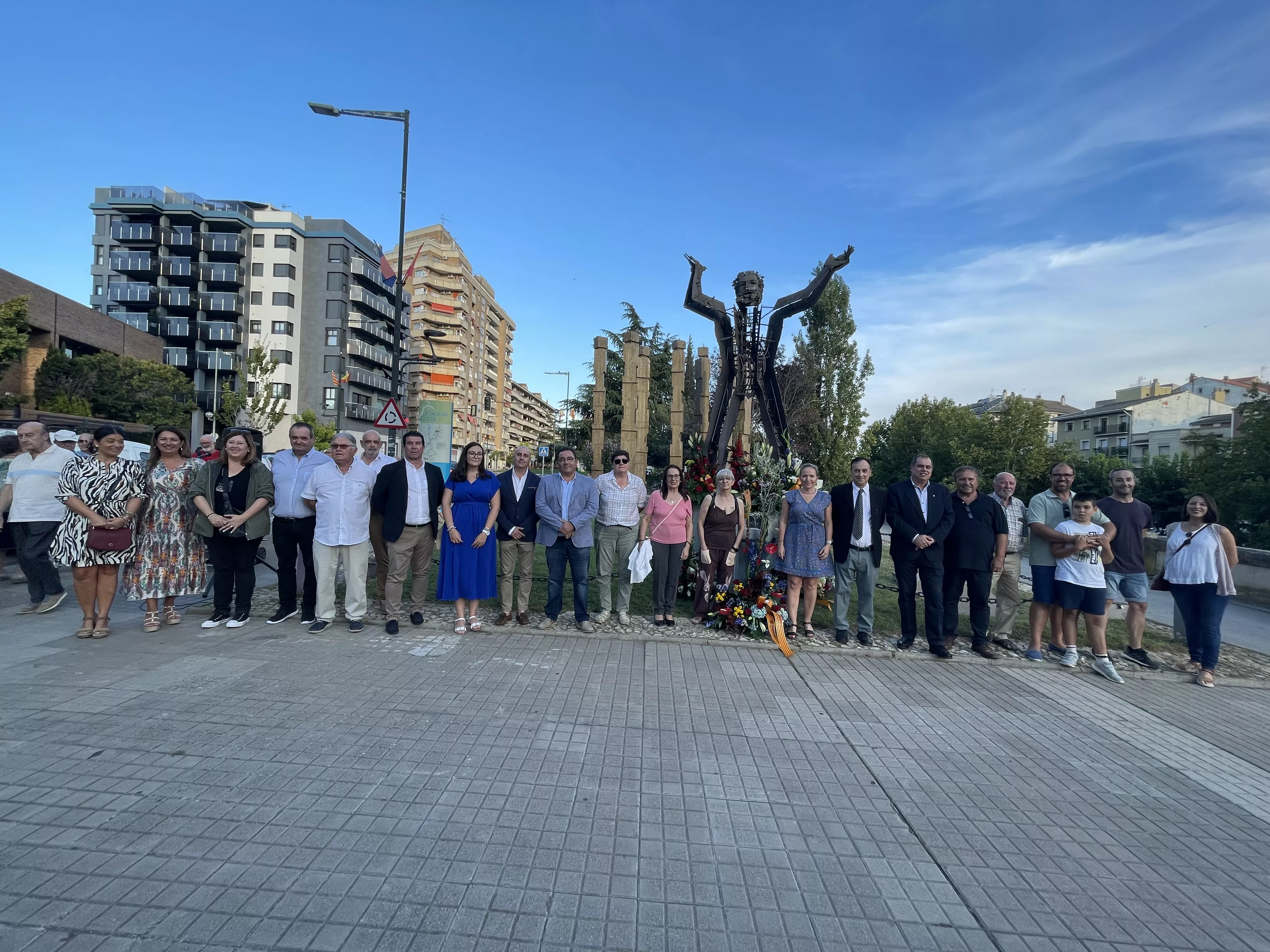 Ofrenda floral con motivo del 177 aniversario del nacimiento de Costa.