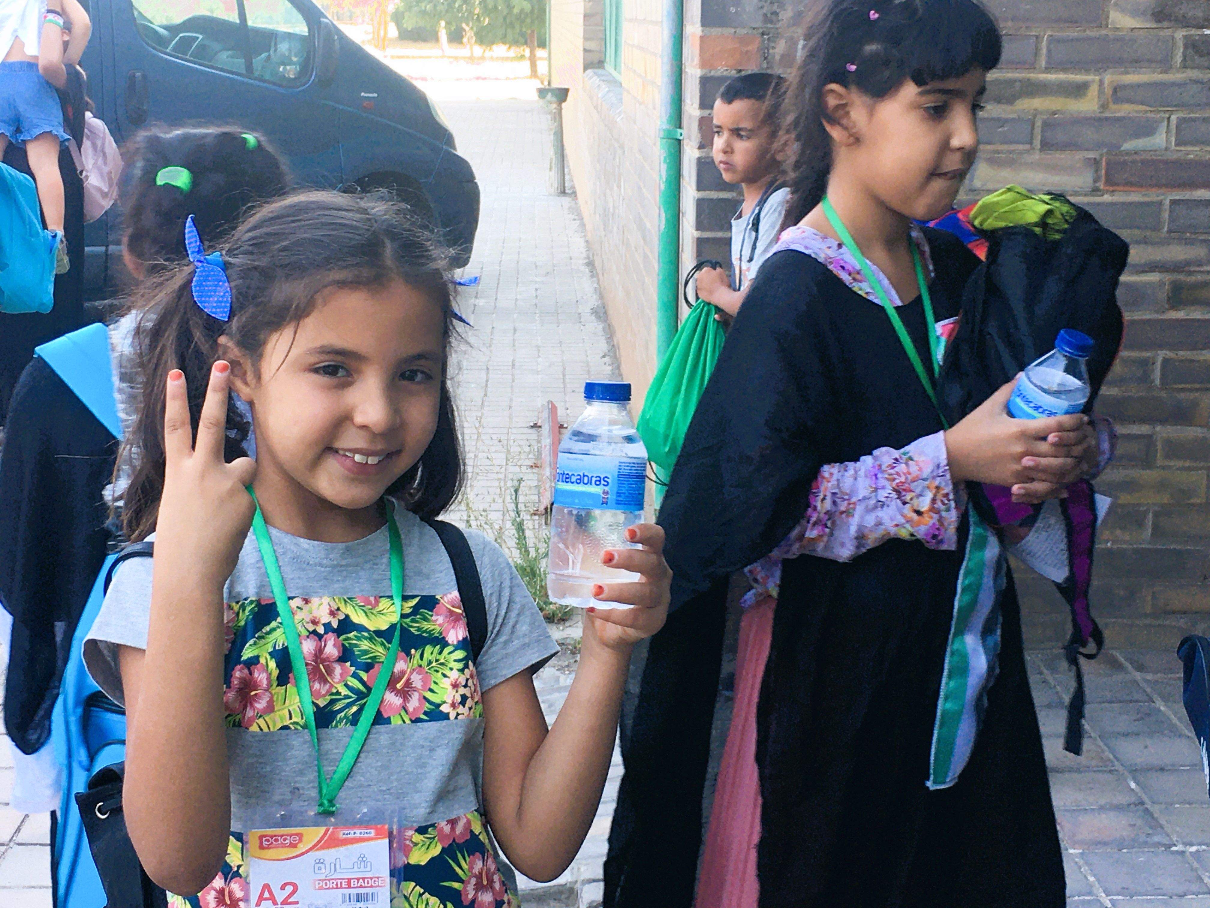 Una de las niñas saharauis posa para la cámara.