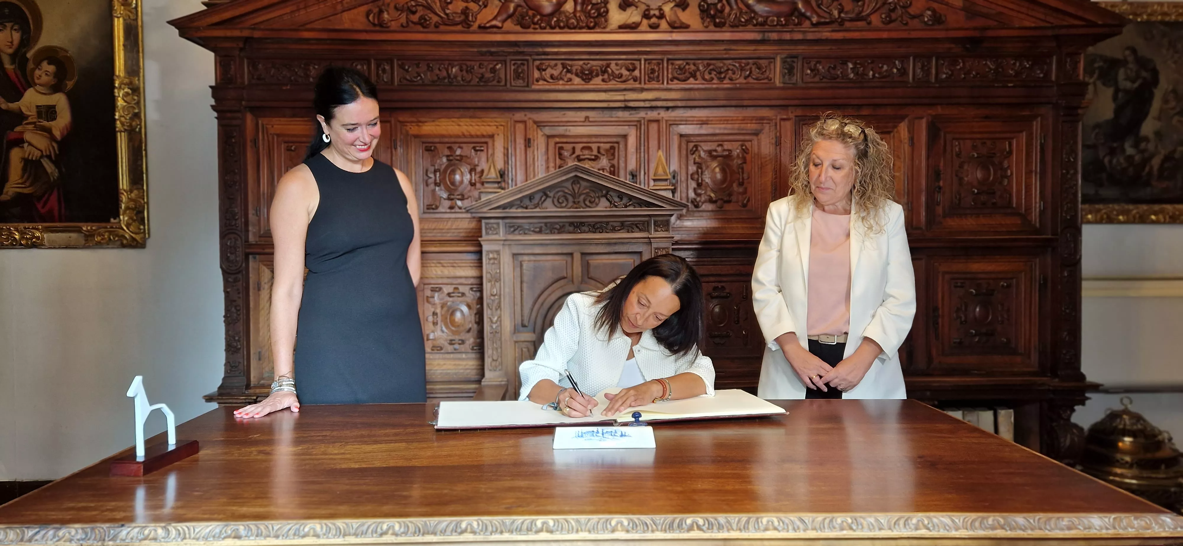 Carmen Susín ha firmado en el libro de honor del Ayuntamiento de Huesca ante Lorena Orduna y Susana Oliván. Foto Myriam Martínez