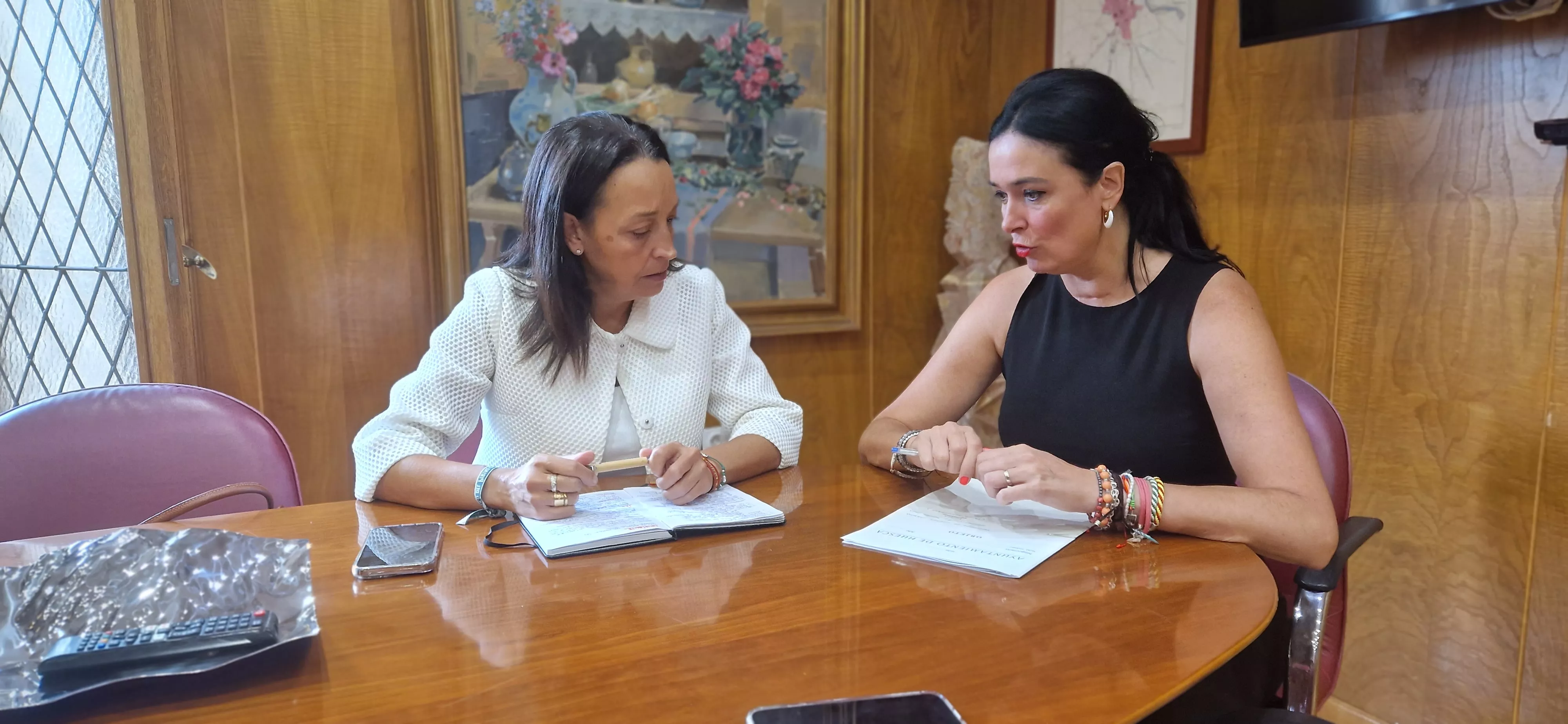 Reunión de la consejera Carmen Susín con Lorena Orduna. Foto Myriam Martínez