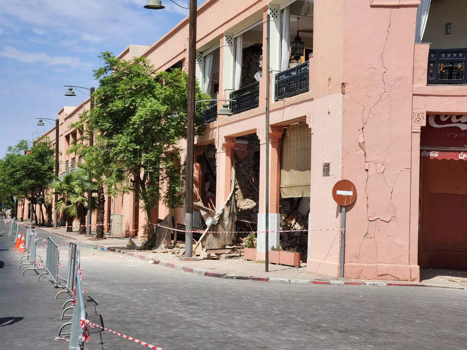 El Café Maghib destruido y la manzana de casas, vallada. Foto Sergio Sarría