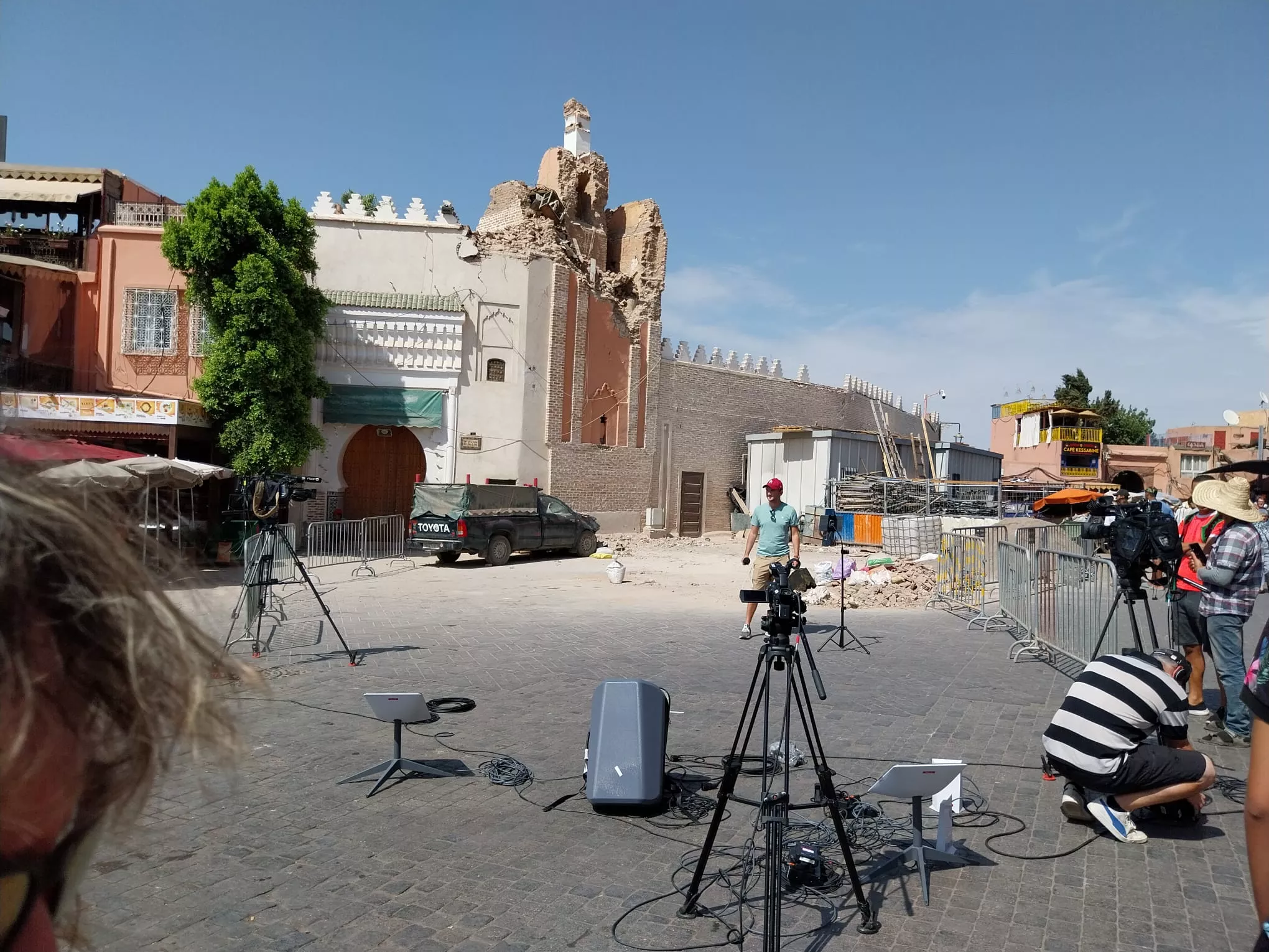El minarete de mezquita colindante al Café Zeitoun y los medios de comunicación trabajando. Foto Sergio Sarría