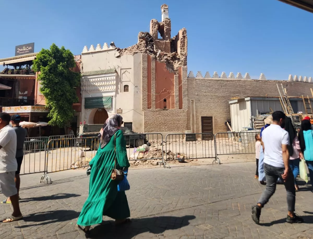 El minarete de mezquita colindante al Café Zeitoun y los medios de comunicación trabajando. Foto Sergio Sarría