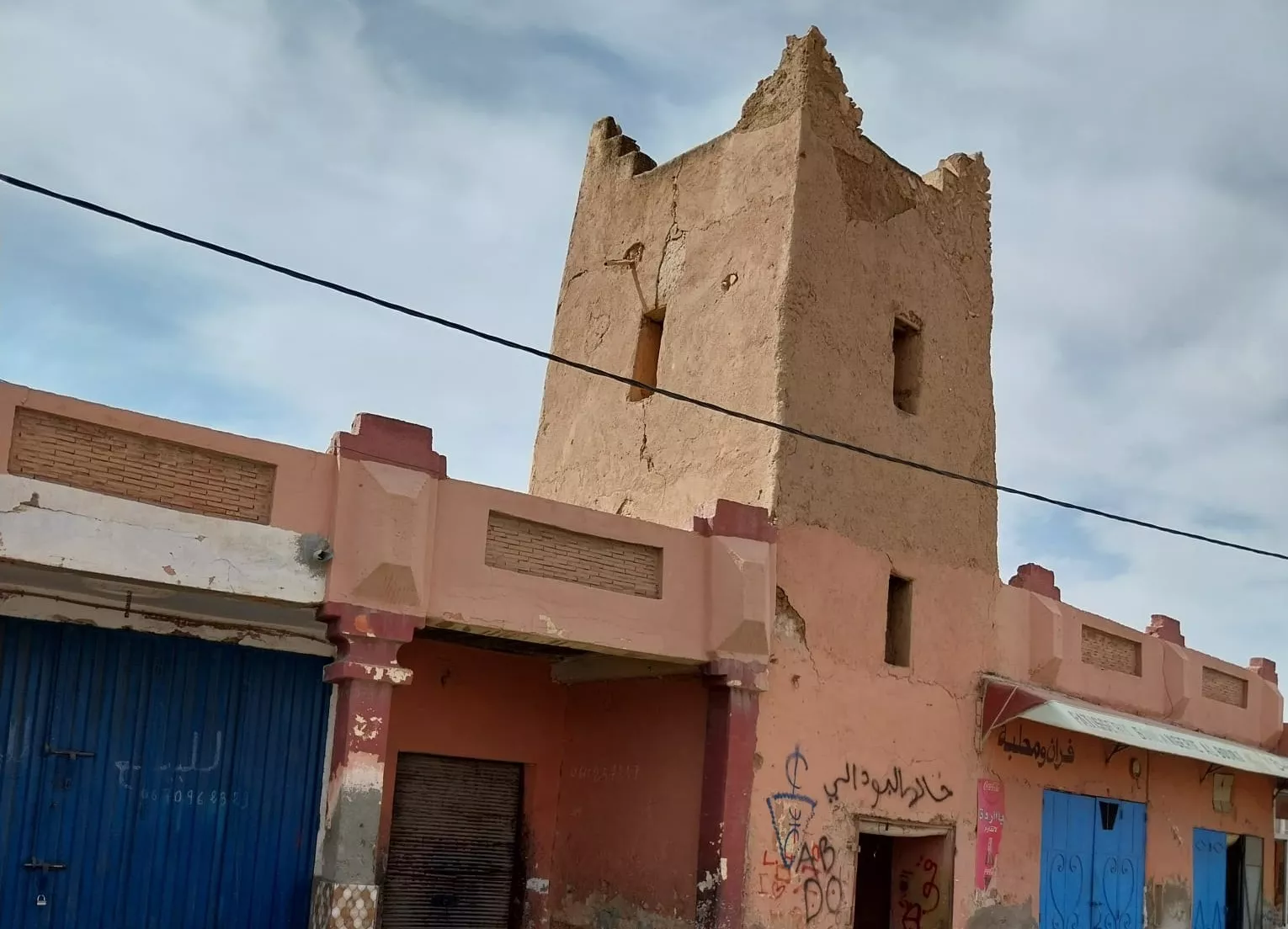 Las viejas construcciones de adobe se han agrietado o han caído. Foto Sergio Sarría