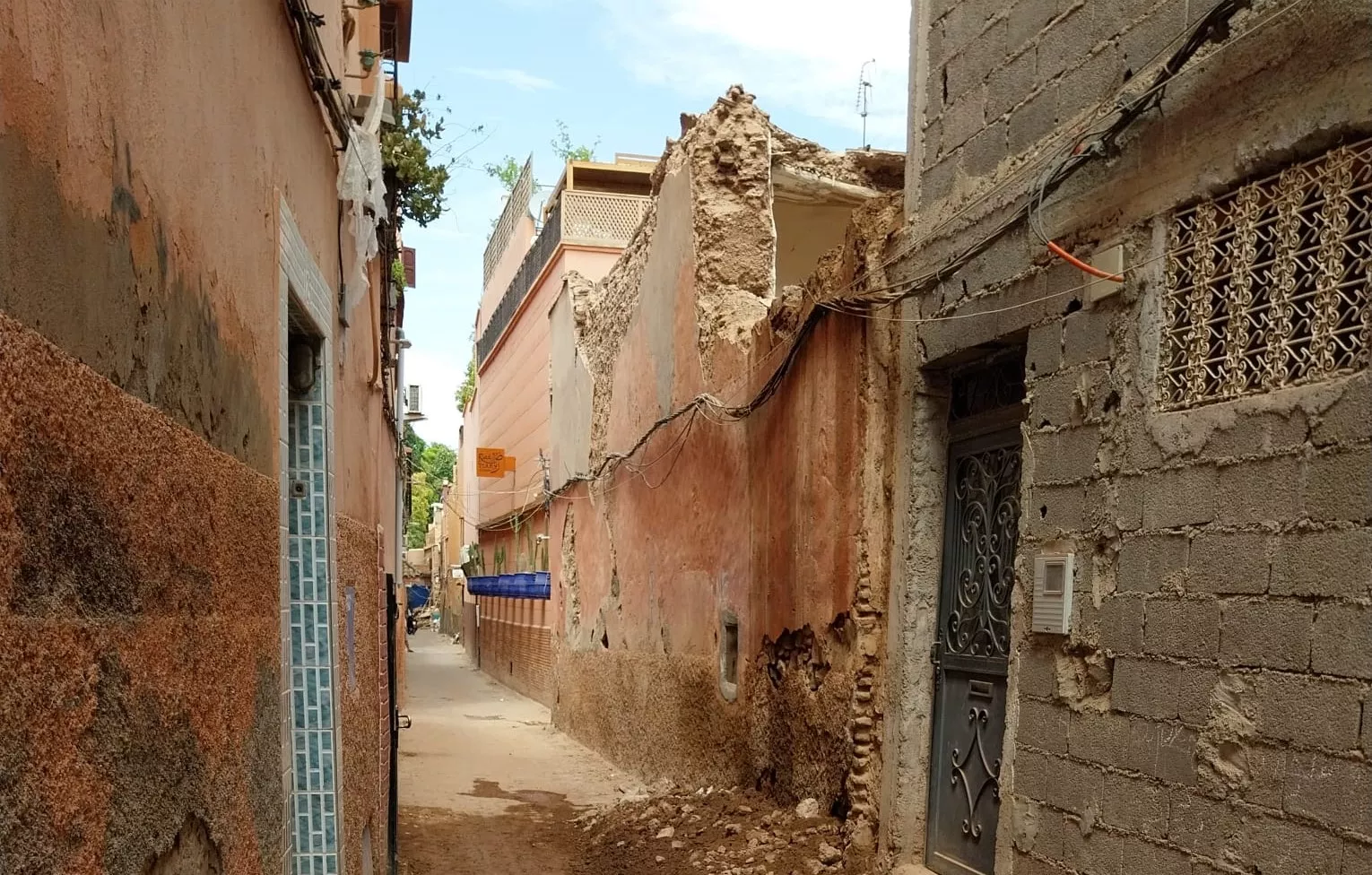 Las viejas construcciones de adobe se han agrietado o han caído. Foto Sergio Sarría