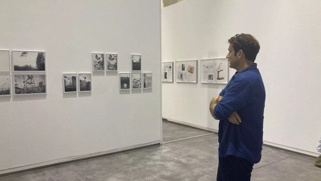 Juan Millás contempla la exposición. Juan Millás contempla la exposición.