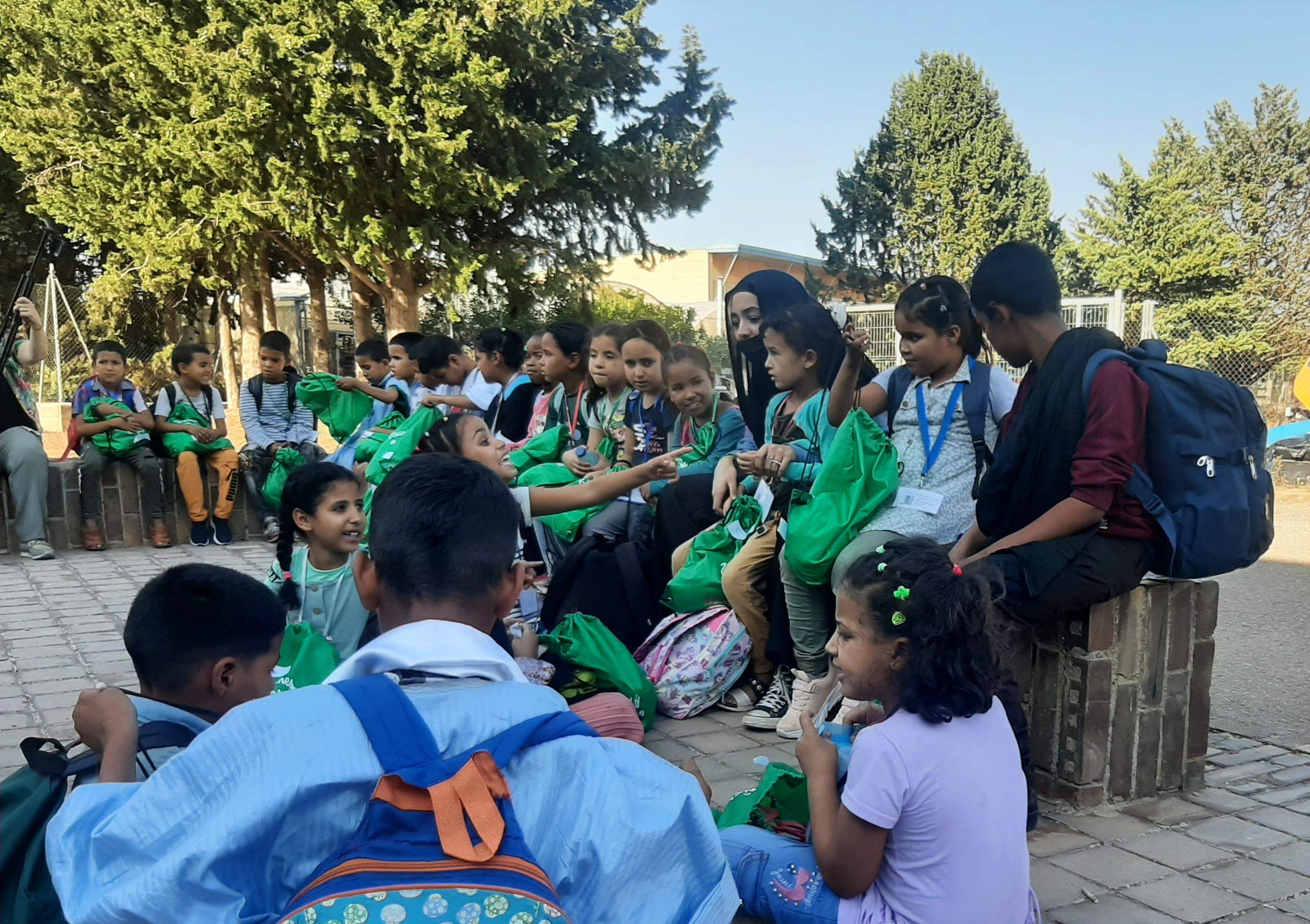 Descanso tras bajar del autobús y refrescarse.