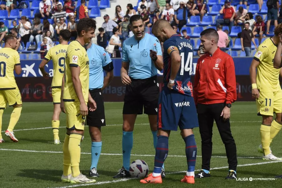 Pulido, en el sorteo entre capitanes en el Huesca 2-2 Villarreal B.