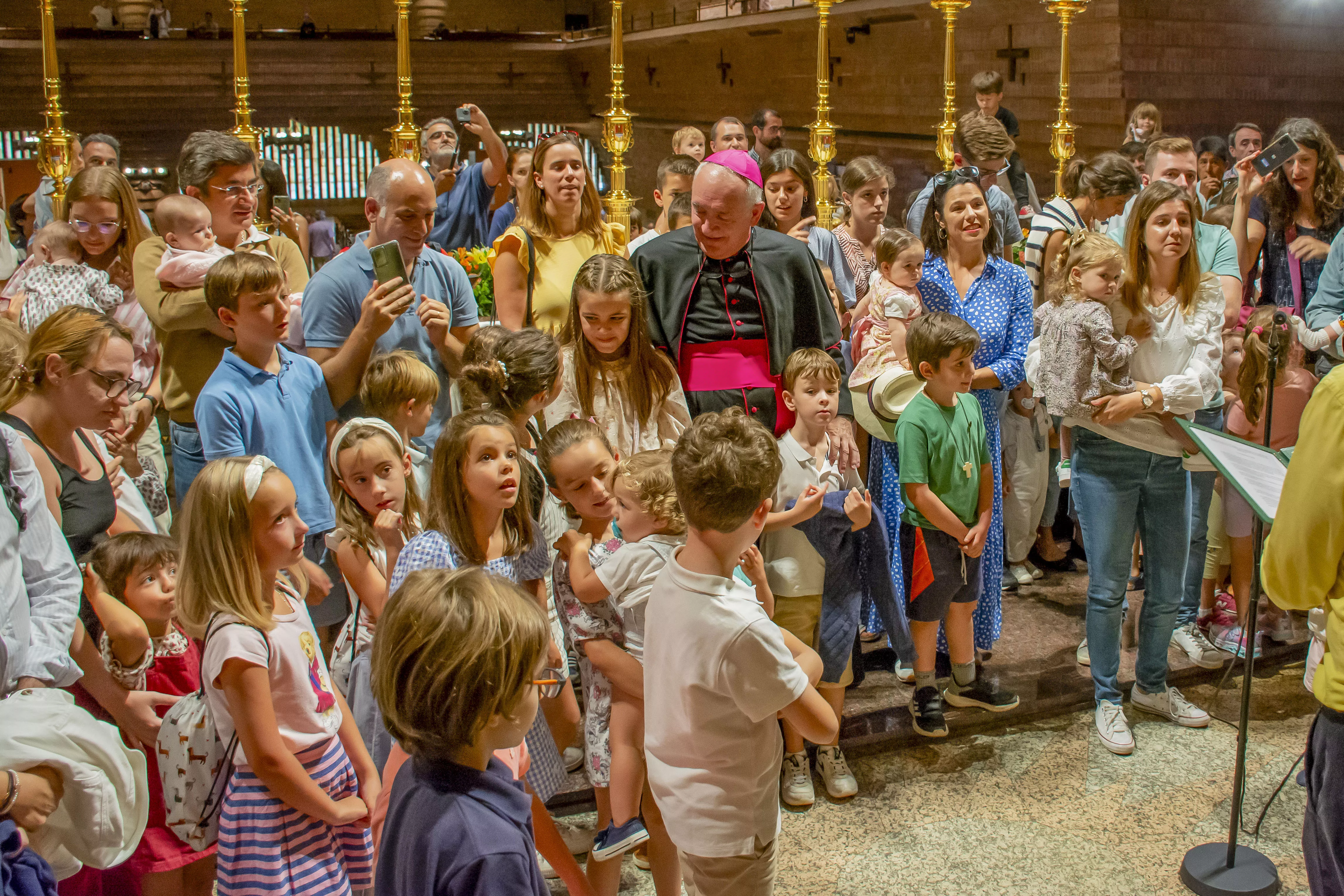 El obispo de Barbastro Monzón, Ángel Pérez, durante el ofrecimiento de niños a la Virgen de Torreciudad