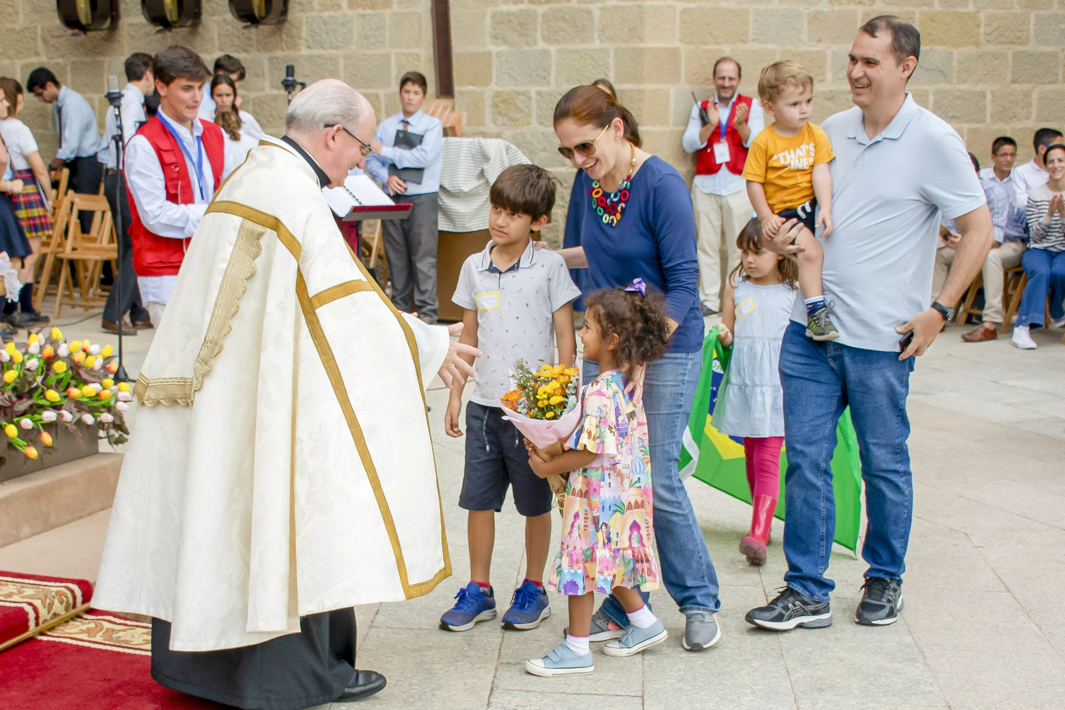 Ofrenda de flores de una familia brasileña en la Jornada Mariana de la Familia