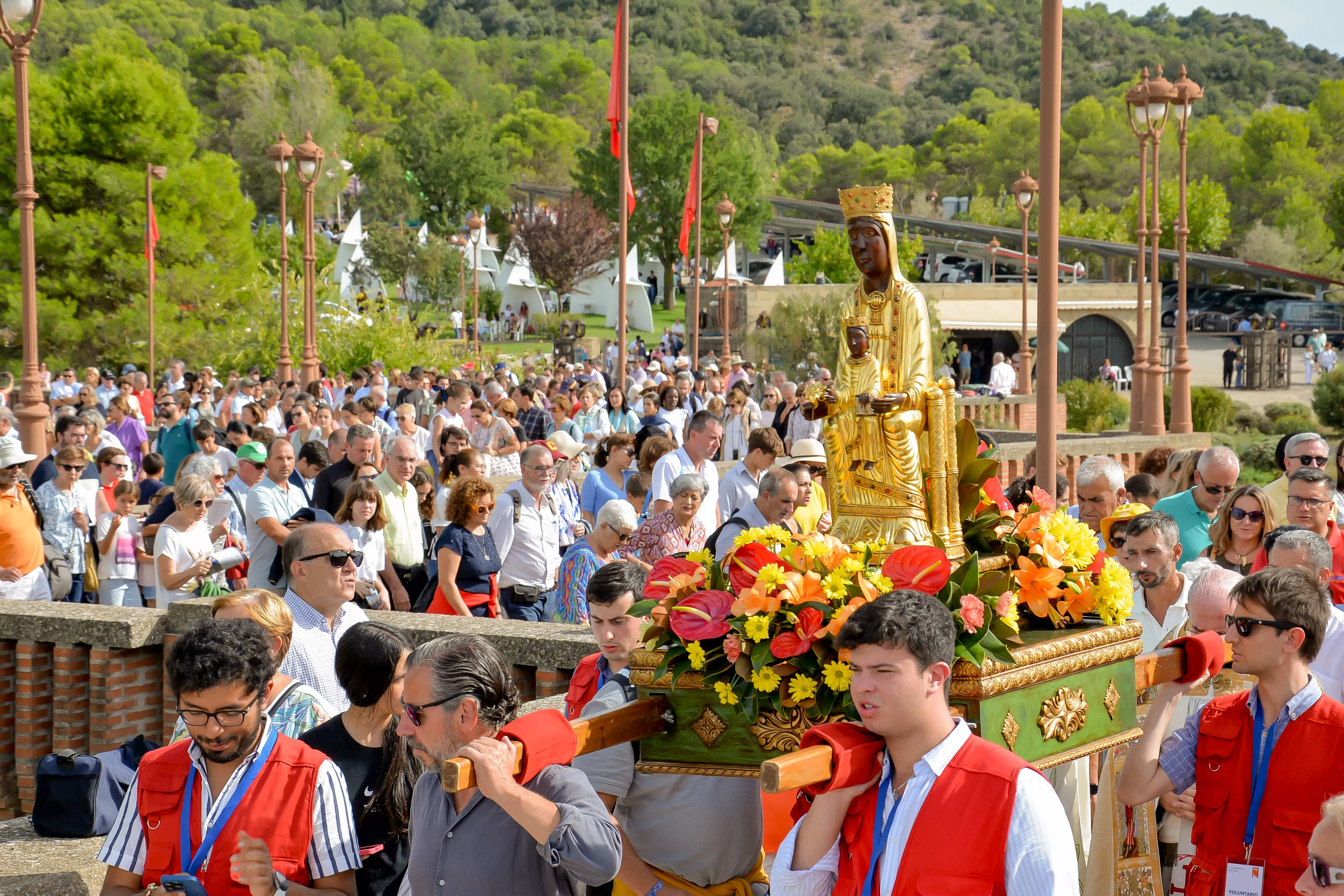 Rezo del rosario en la Jornada Mariana de la Familia en Torreciudad