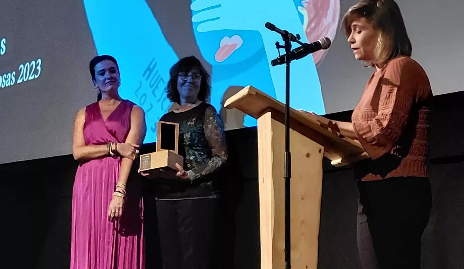 Yasmina Praderas ha recogido el primer galardón Pan y Rosas que concede la Muestra de Cine Realizado por Mujeres.
