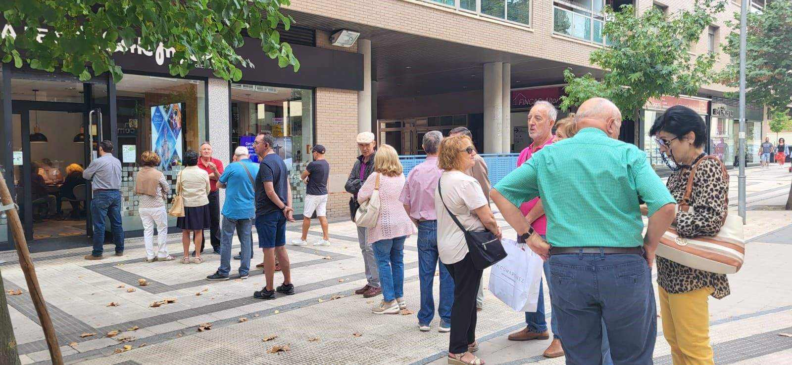 Cola ante Viajes El Corte Inglés.