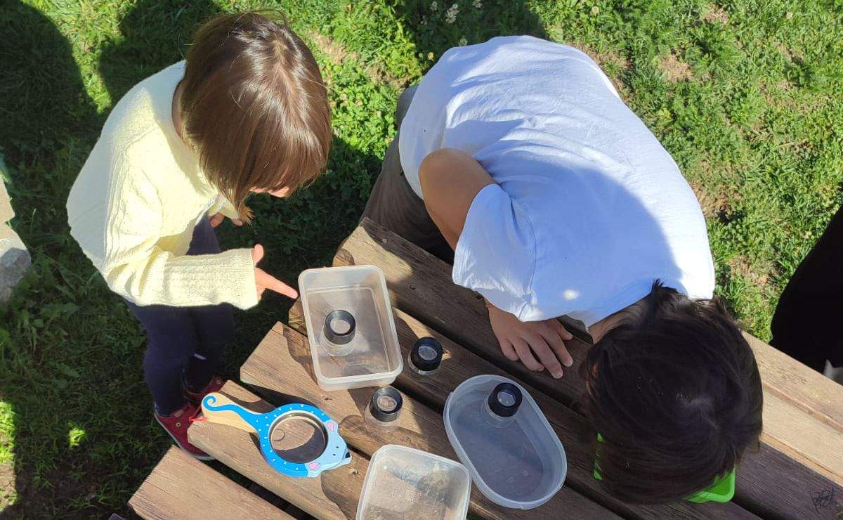 Taller de compostaje en el colegio de Sahún.