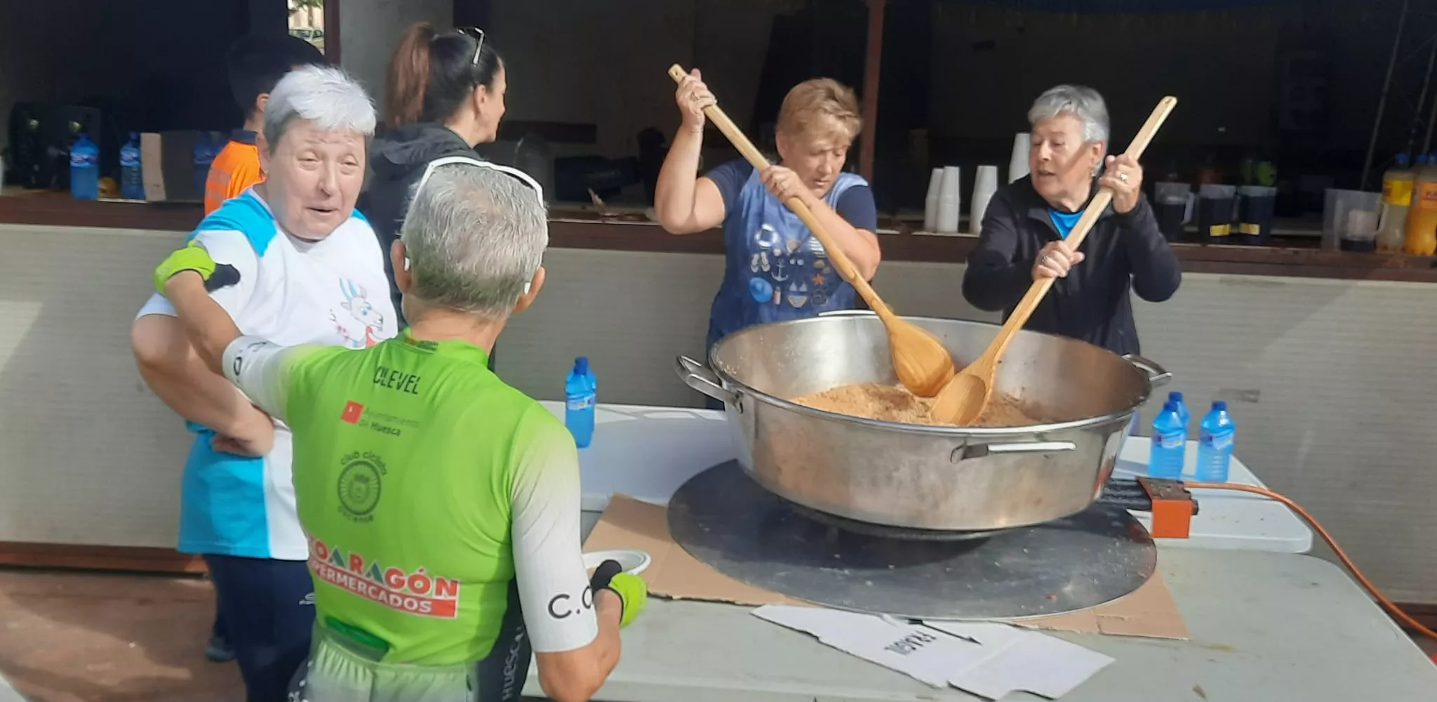 Almuerzo en Ayerbe. Foto Alejandro Salcedo 