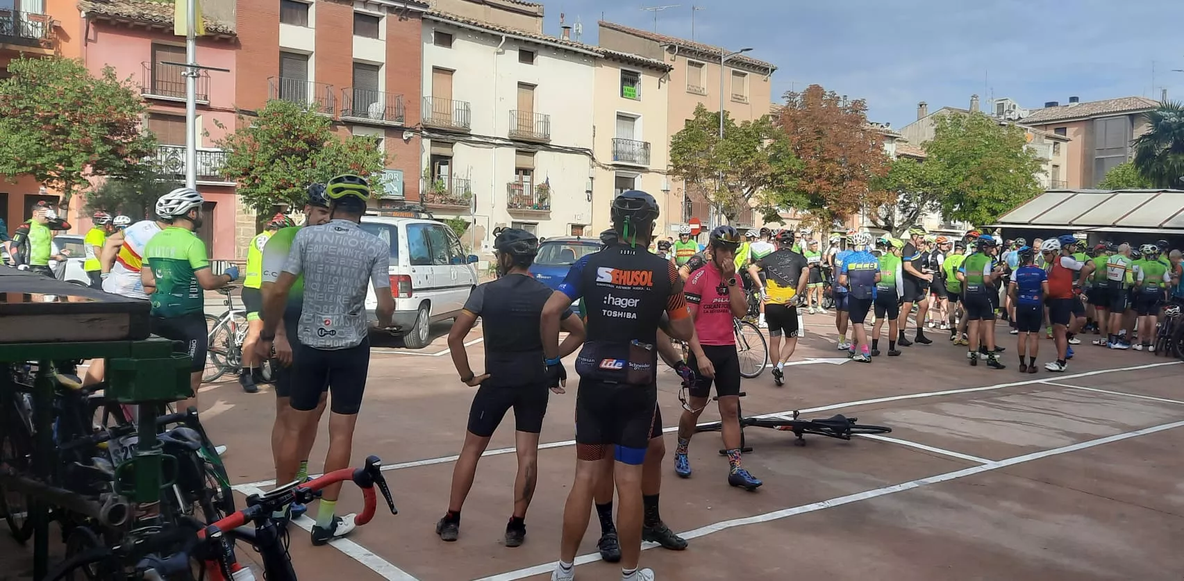Almuerzo en Ayerbe. Foto Alejandro Salcedo 