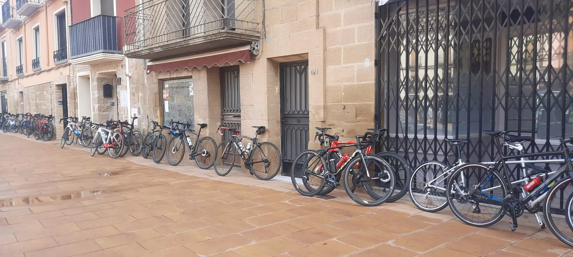 Almuerzo en Ayerbe. Foto Alejandro Salcedo 