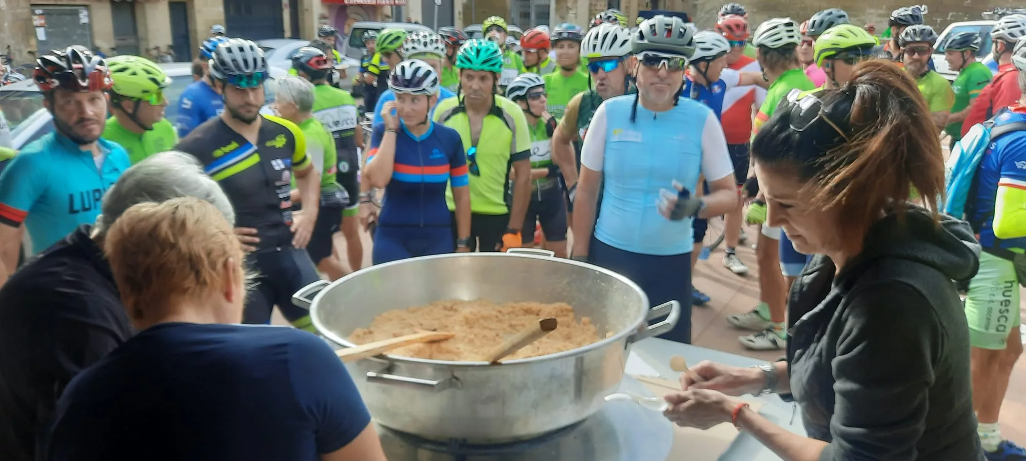 Almuerzo en Ayerbe. Foto Alejandro Salcedo 