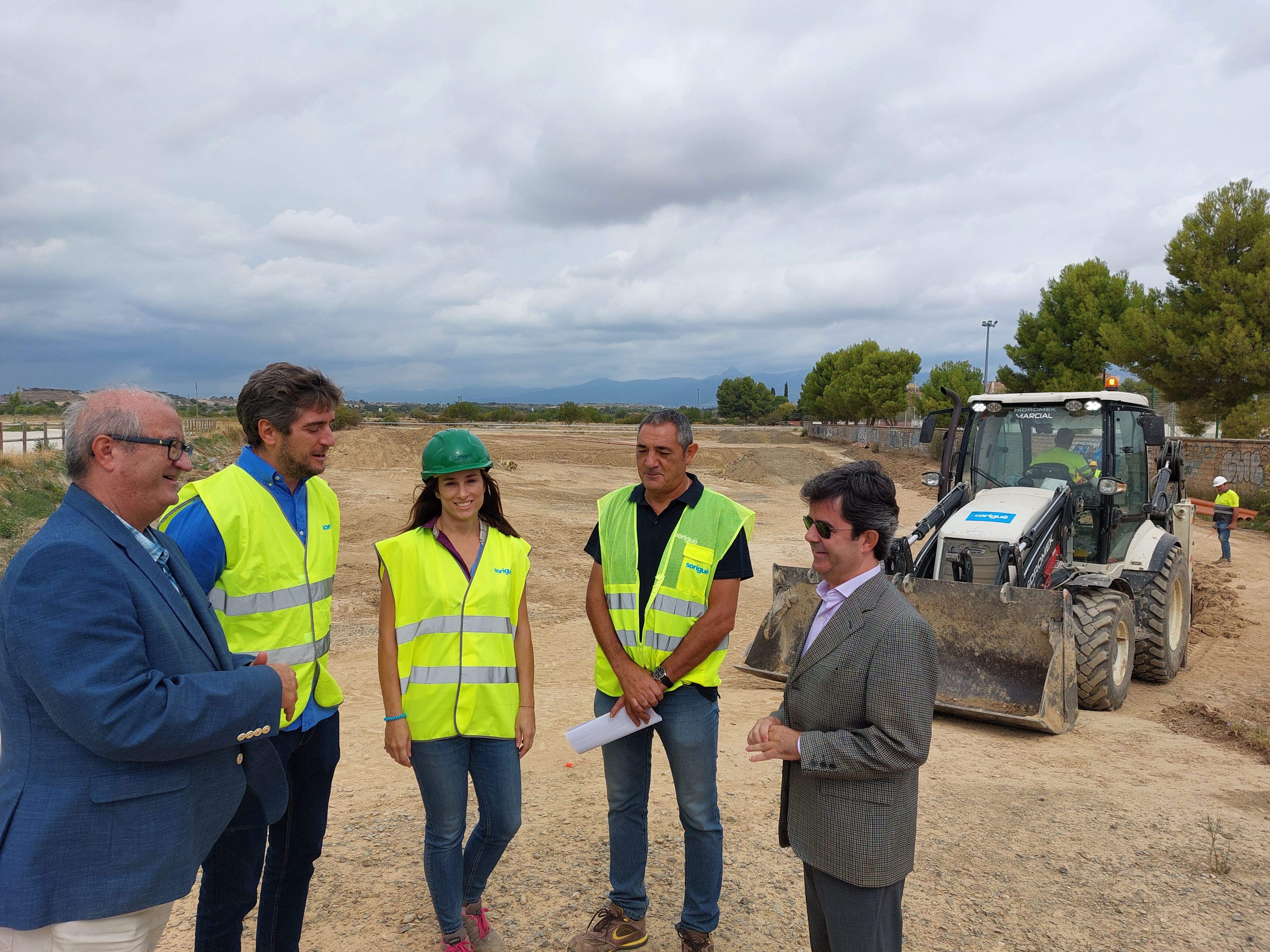 El alcalde ha acudido al inicio de las obras de la pista de patinaje del cerro de San Jorge de Huesca