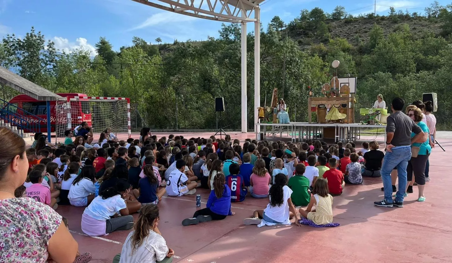 Actuación de los Titiriteros de Binéfar en el colegio.