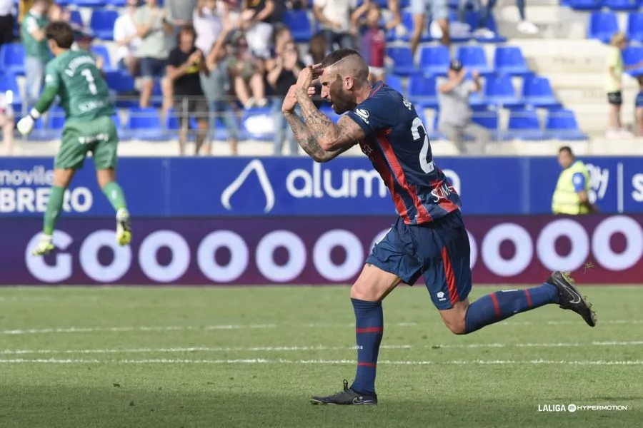 Sielva celebra el golazo sobre el césped de El Alcoraz. Foto La Liga