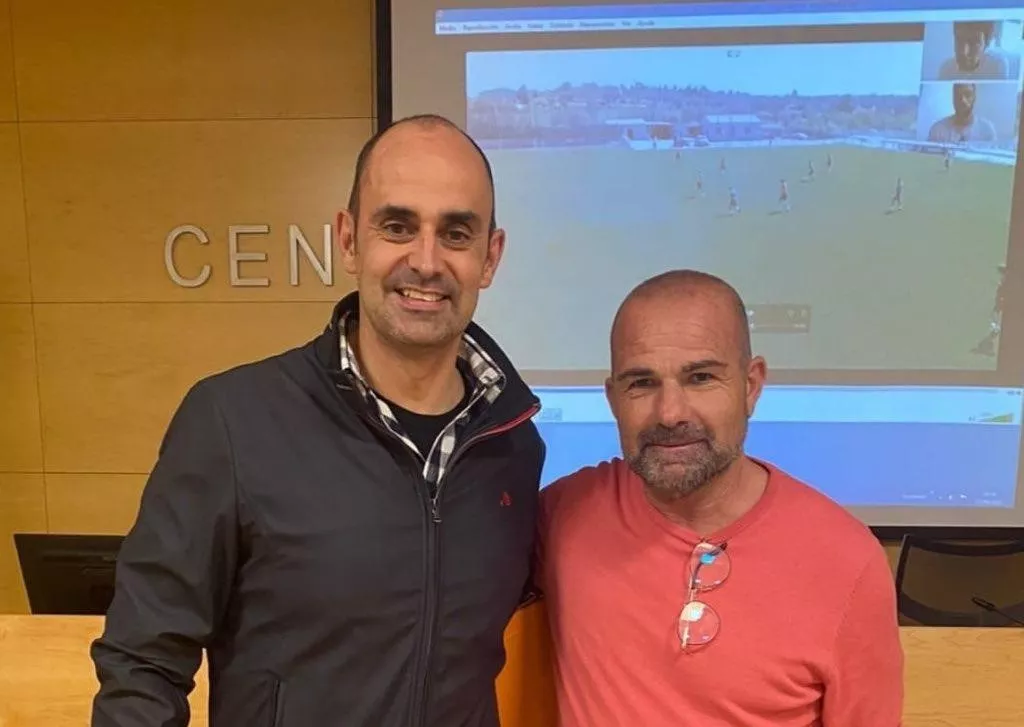 Manu Tena, a la izquierda, junto a Paco López, entrenador de fútbol.
