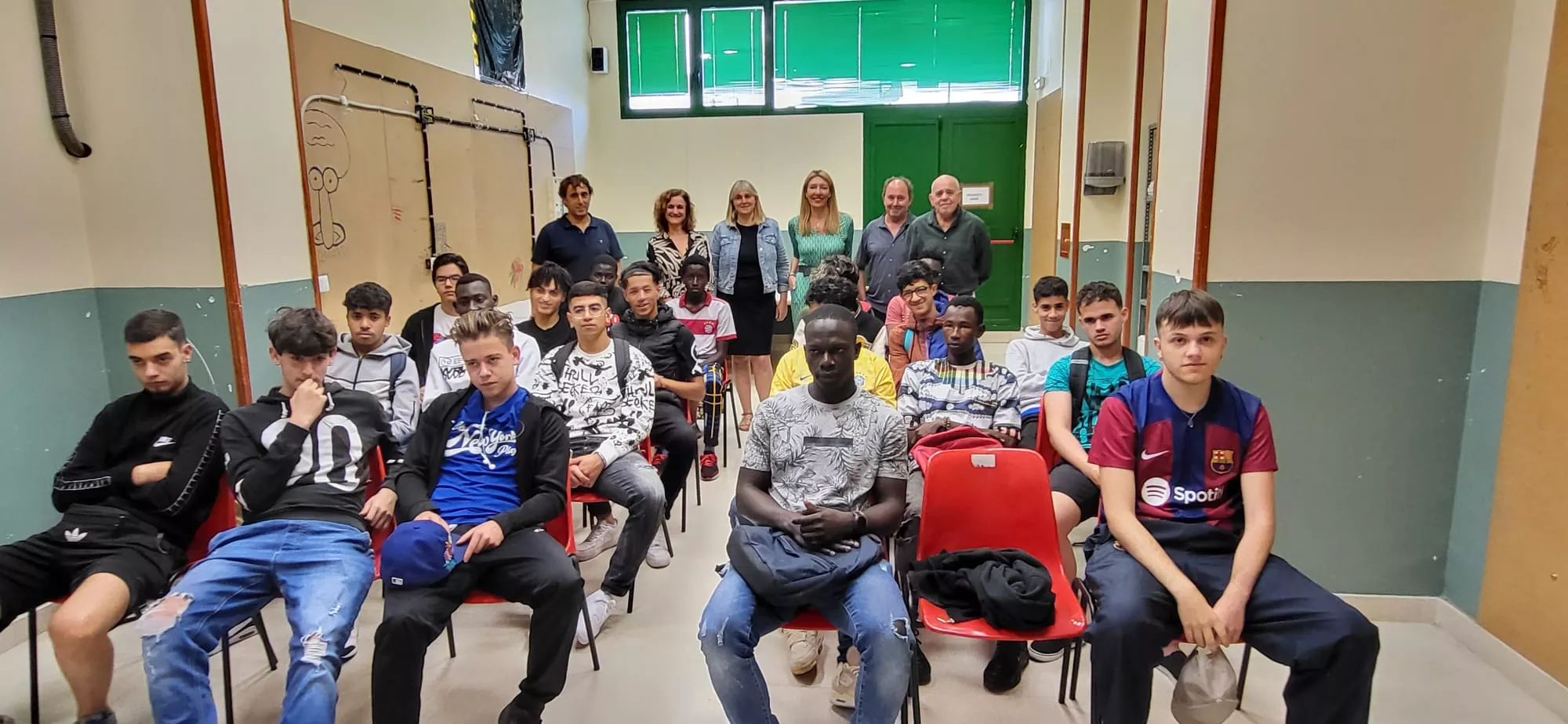 Alumnos presentes en el primer día de curso, con Marta Escartín, las técnicos del Ayuntamiento y los profesores.