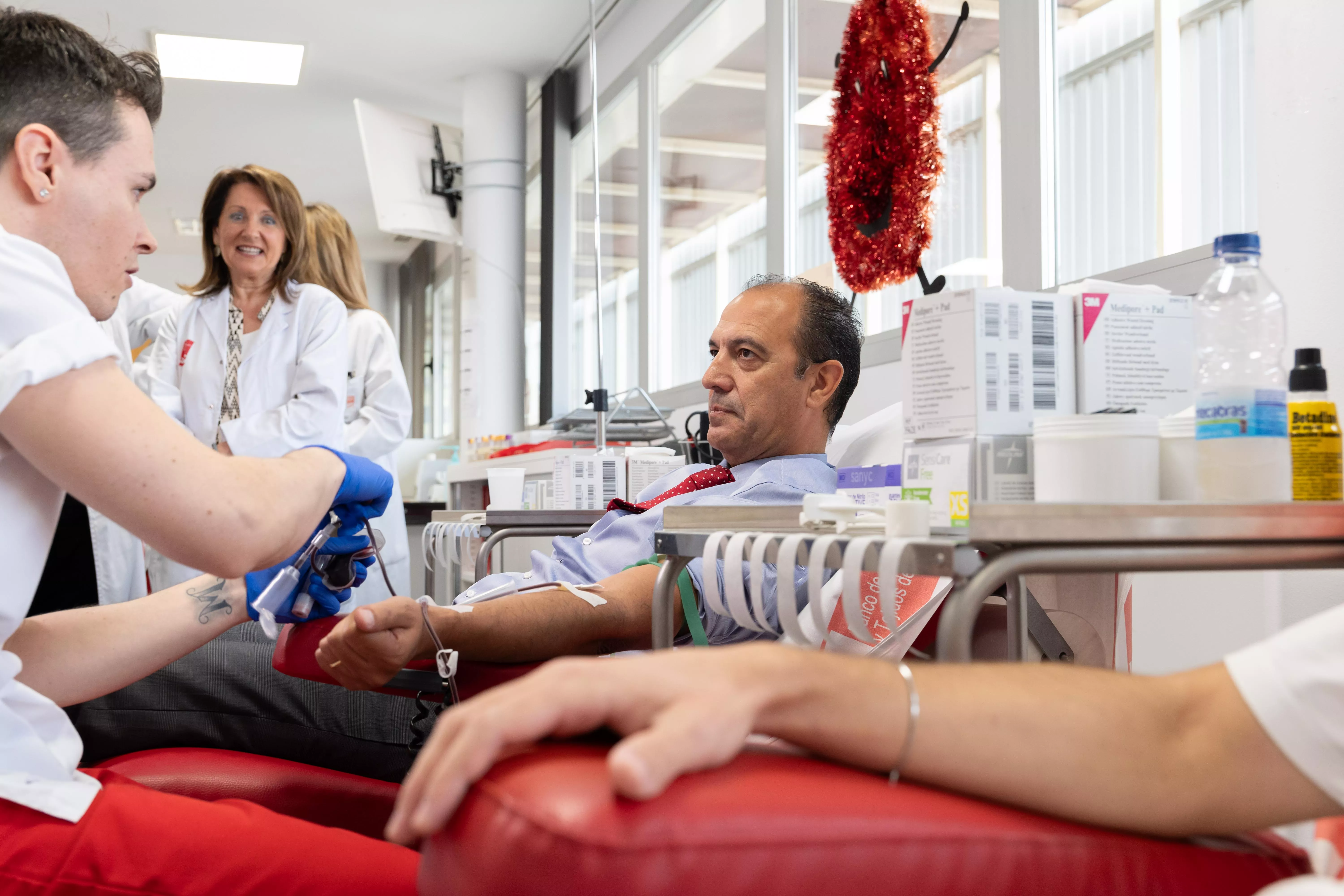 El consejero de Sanidad, José Luis Bancalero, donando sangre. El consejero de Sanidad, José Luis Bancalero, donando sangre.