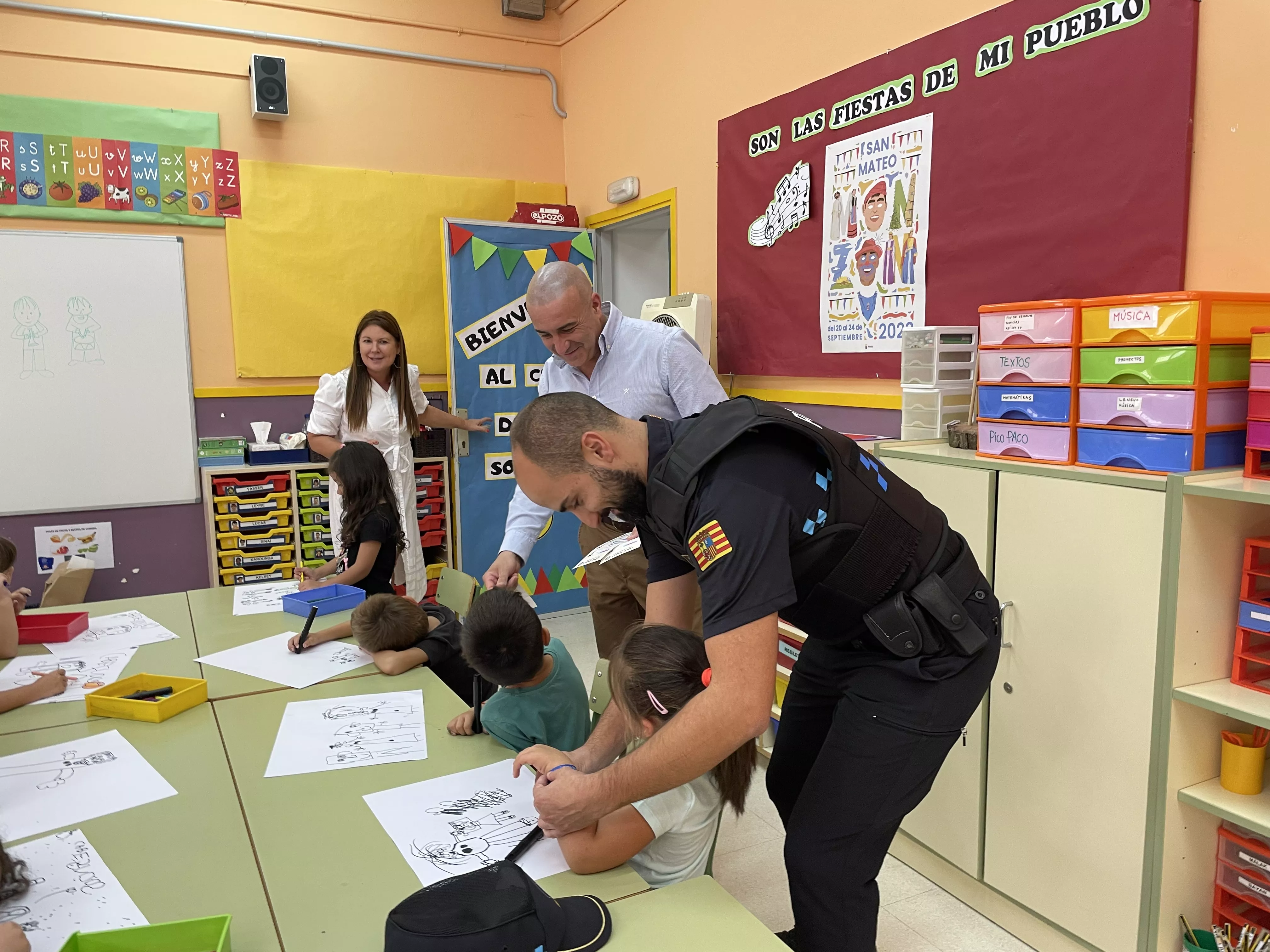 Entrega de las pulseras de la campaña "¿Qué hago? Me he perdido".