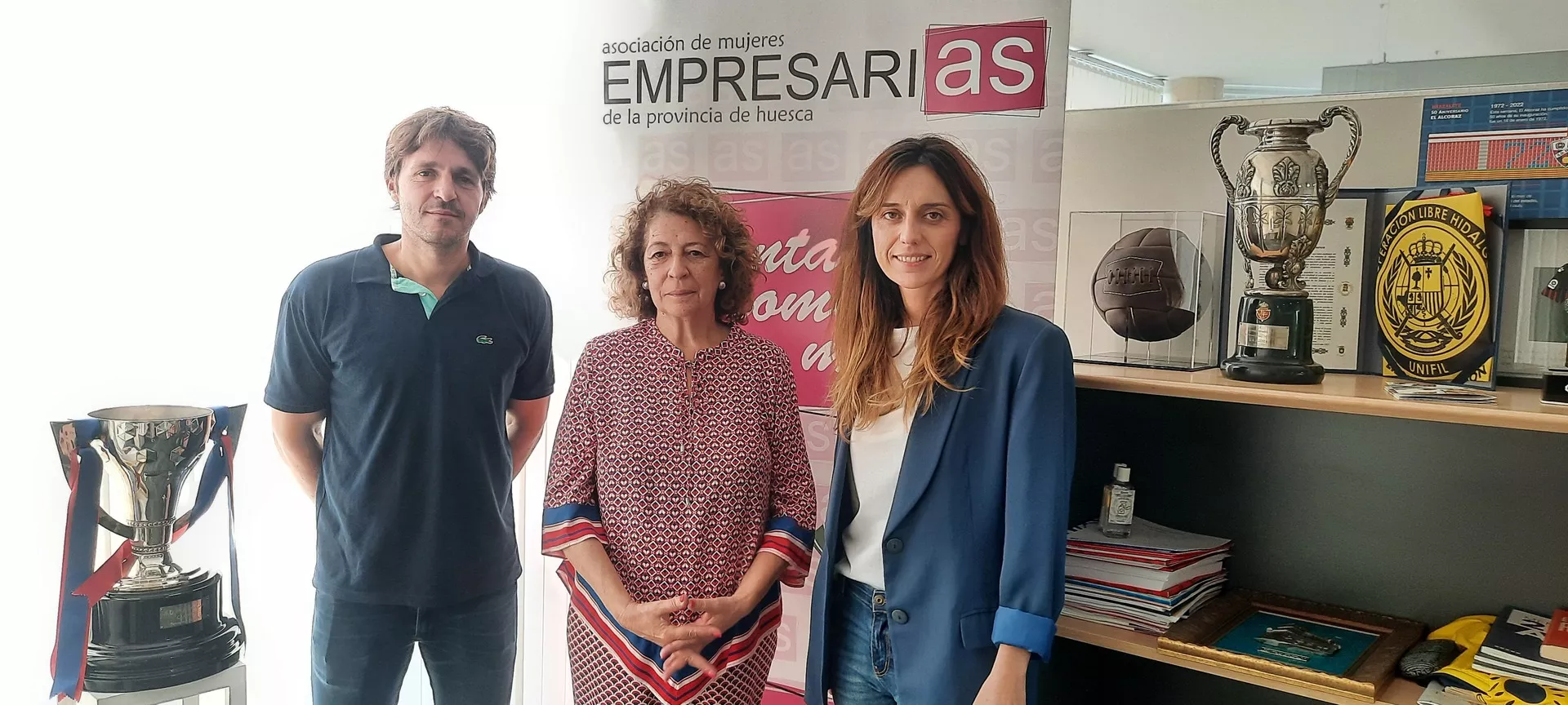Josete Ortas, Carmen Fernández y Azucena Garanto, en la firma del acuerdo del convenio.