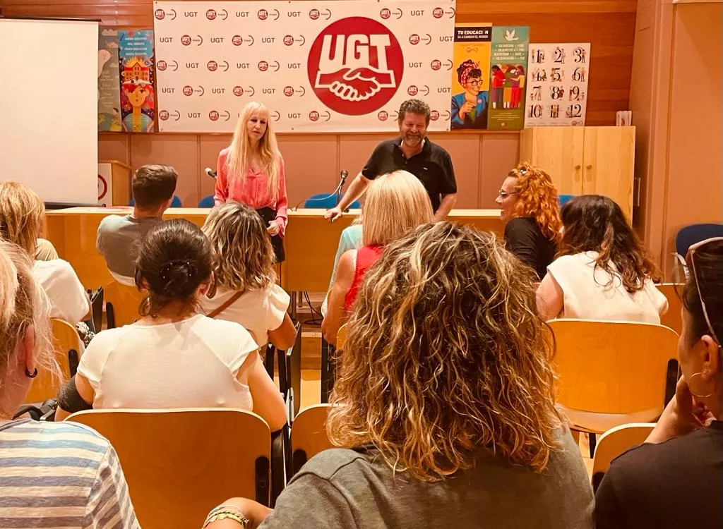 Reunión mantenida en UGT por las trabajadoras del Servicio de Ayuda a Domicilio de Huesca.