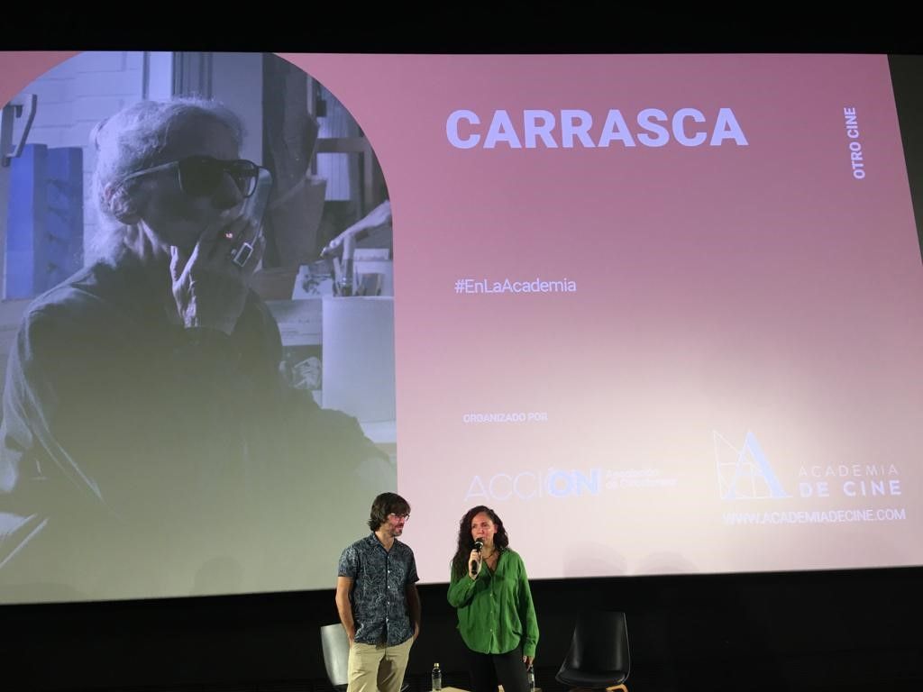 Alejandro Cortés y Mar Sampedro, con la imagen de Teresa Ramón detrás.