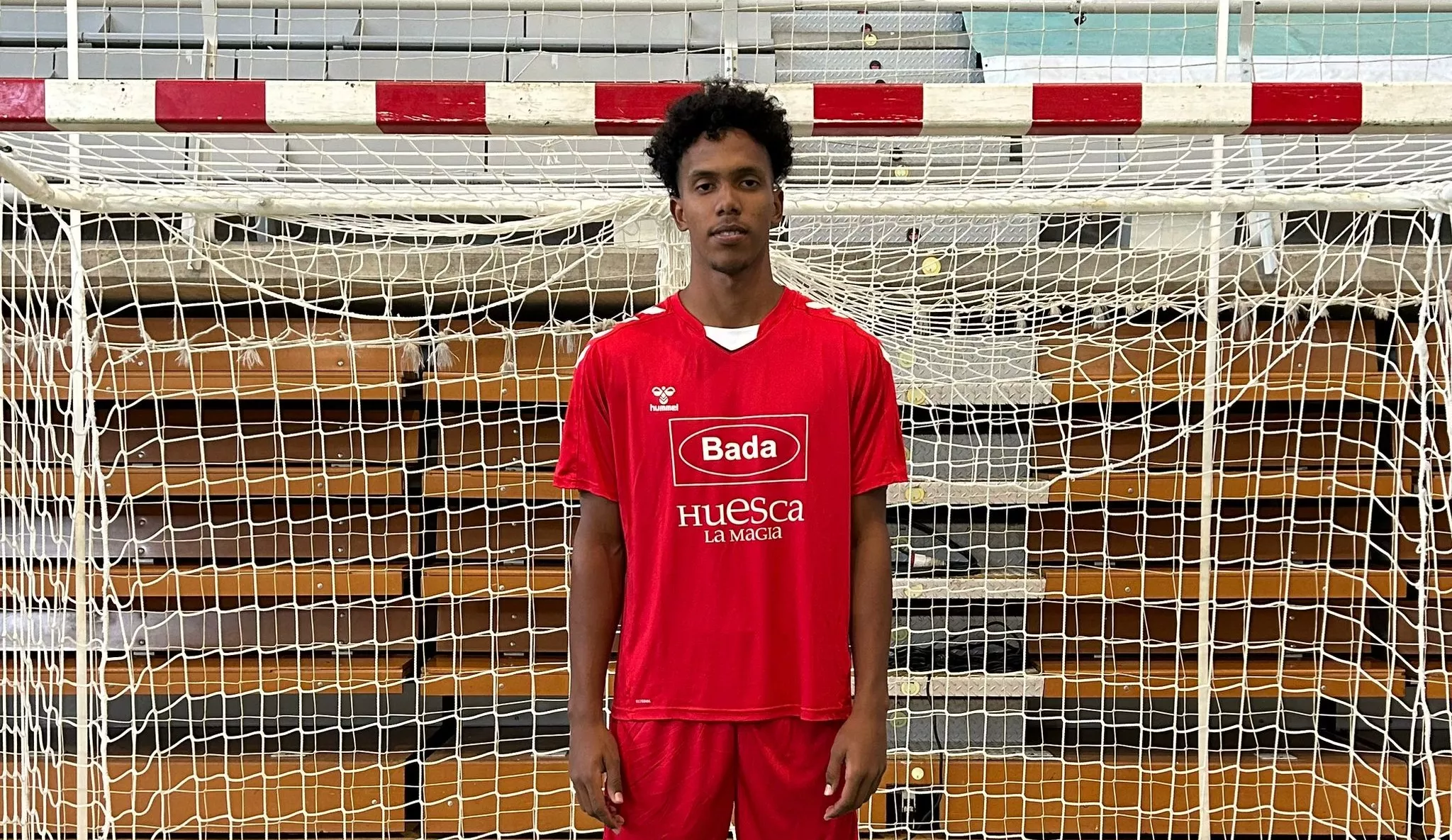 Samuel Cordiés ya posa con la camiseta de entrenamiento de Bada Huesca.