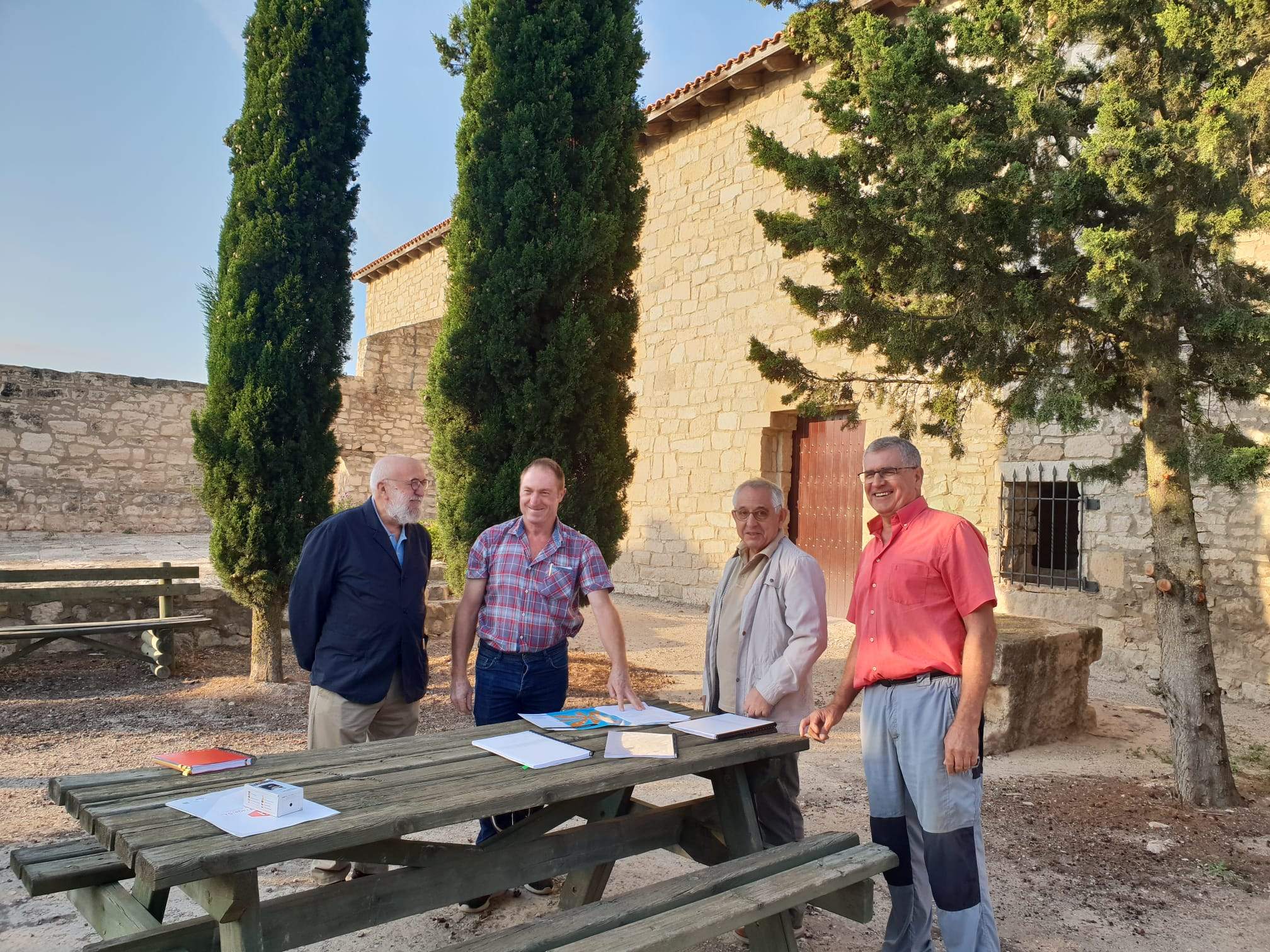 Firma del acta de replanteo en la ermita de San Salvador de Torrente de Cinca