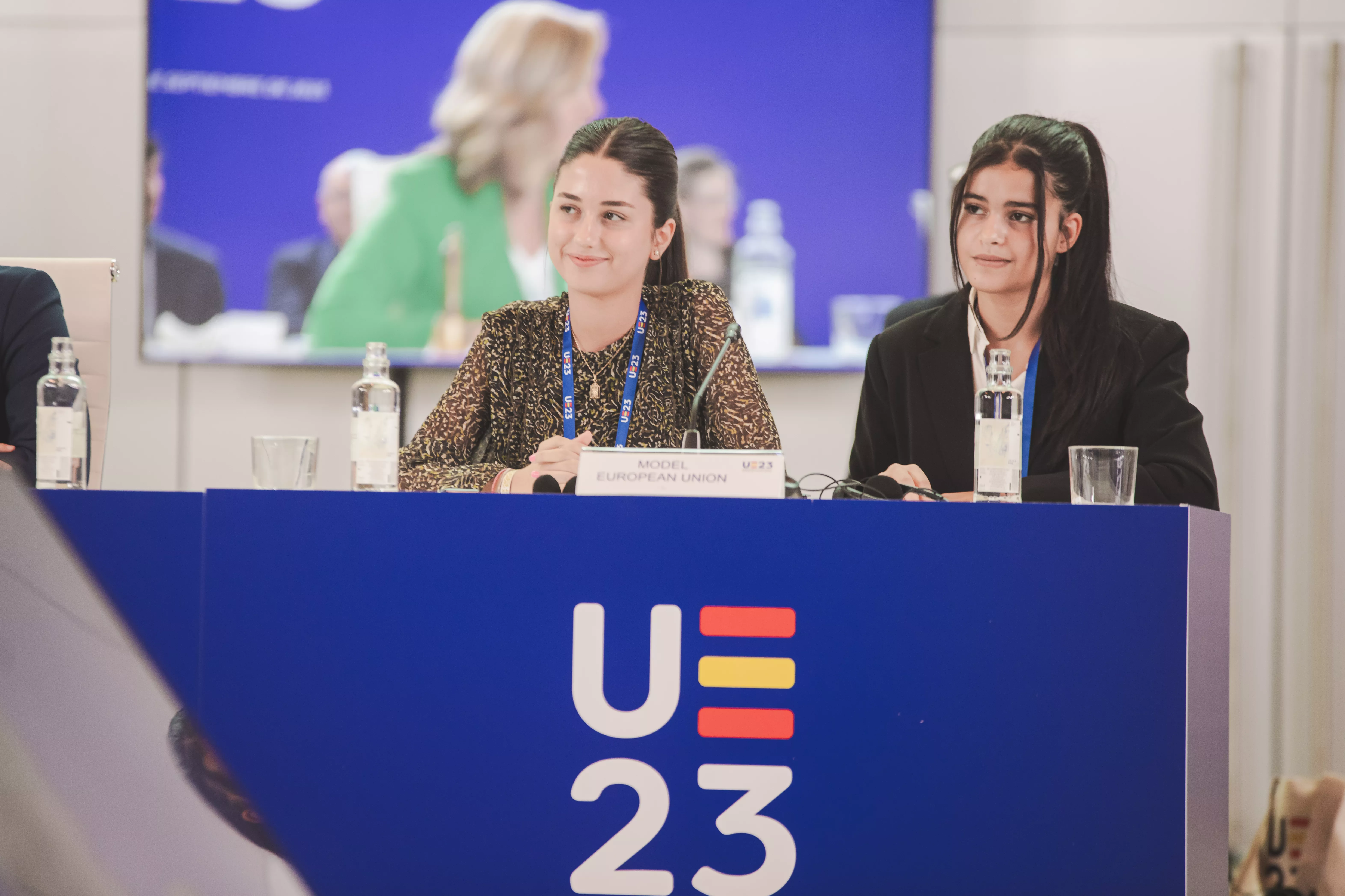 Las alumnas del Lucas Mallada Ana Bernués y Nouria Tibari durante su intervención ante los ministros de Educación de la UE.
