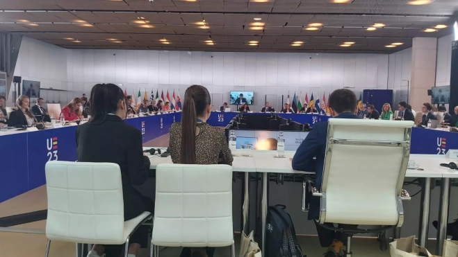 Las alumnas del Lucas Mallada, de espaldas, en el acto con los ministros de la UE. Las alumnas del Lucas Mallada, de espaldas, en el acto con los ministros de la UE.