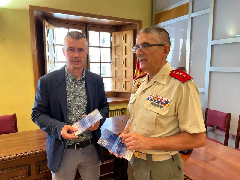 Pedrosa y Serrano en la presentación en Jaca del Curso Internacional de Defensa.