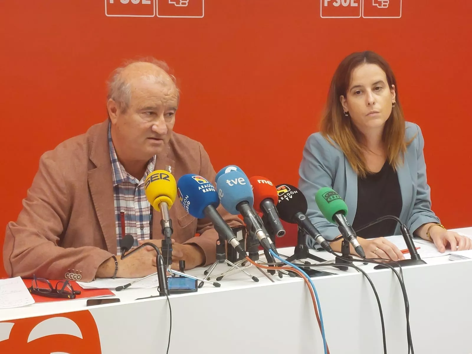 Los concejales socialistas José María Romance y Belén Hernández.