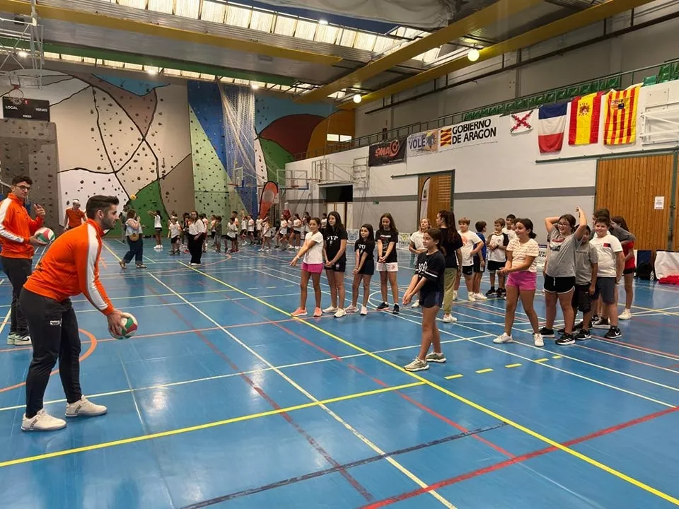 Un momento del clínic del Pamesa Teruel junto a los escolares barbastrenses. Foto: Ayto. Barbastro