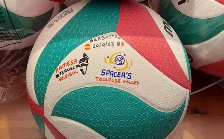 Balón personalizado para el encuentro de este miércoles entre el Pamesa Teruel y el Spacer's Toulouse Volley.