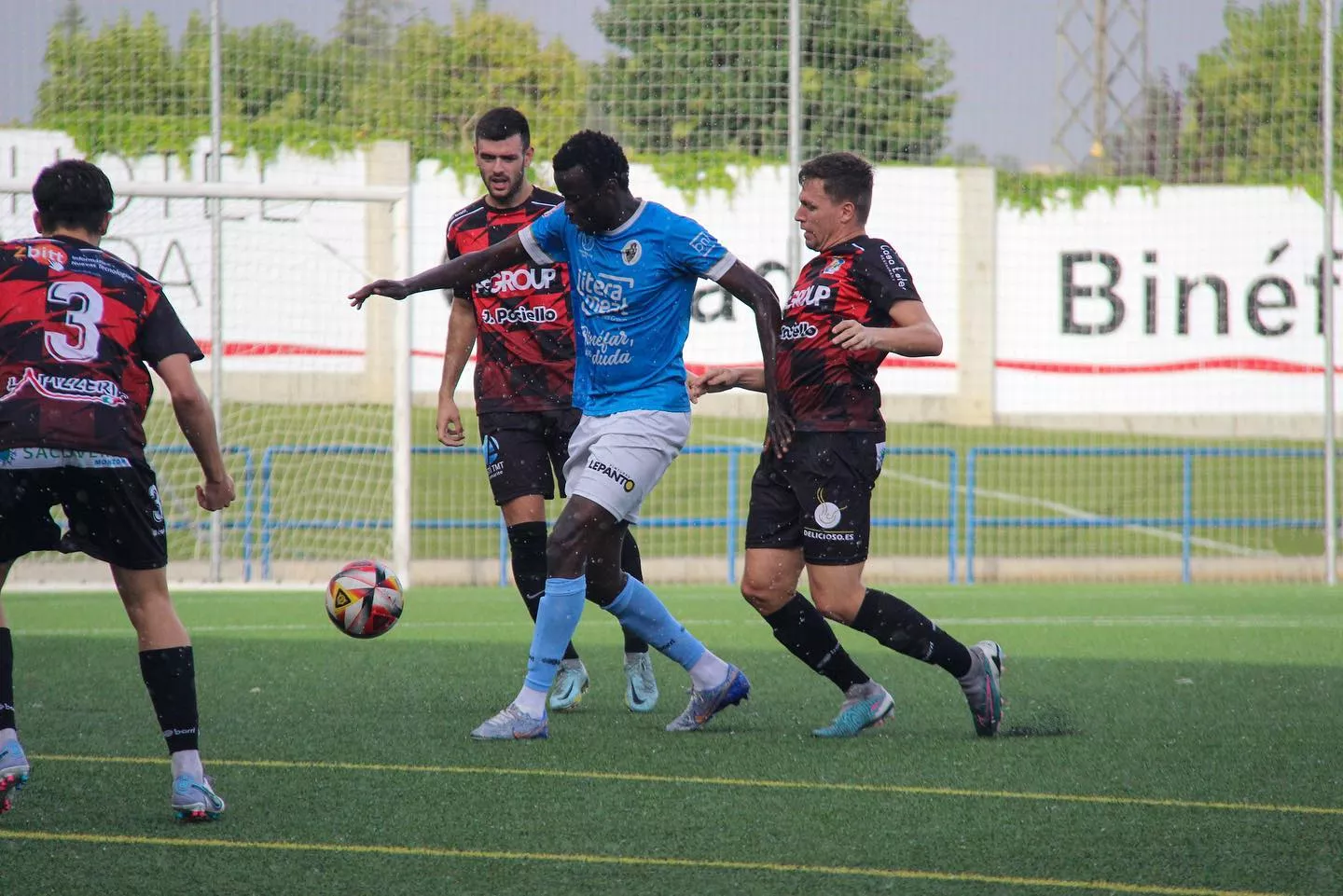 Un momento del derbi entre el CD Binéfar y el CDJ Tamarite, el pasado fin de semana en Los Olmos. Foto: CD Binéfar