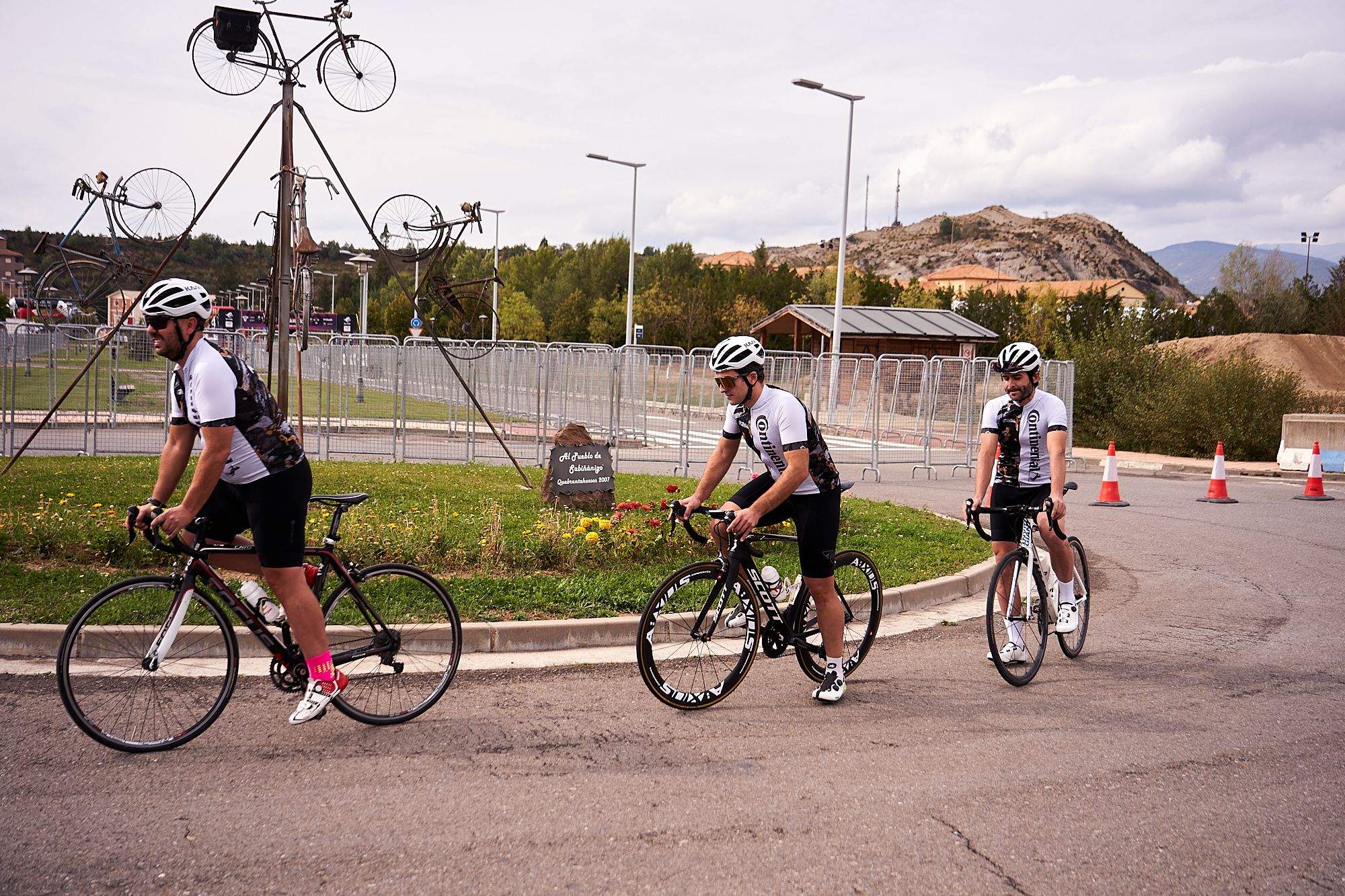 Sabiñánigo ya vive la Quebrantahuesos. FOTO: DOBLE JOTA