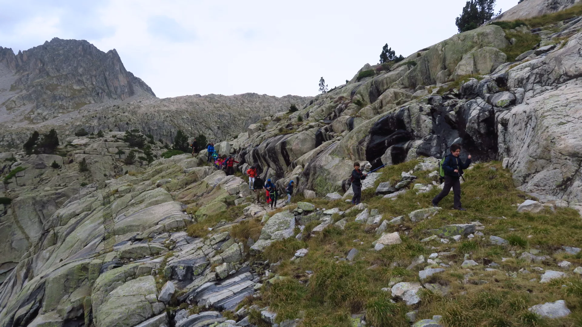 Los componentes de Peque Guara en uno de los tramos que van hacia el refugio donde pasaron la noche.