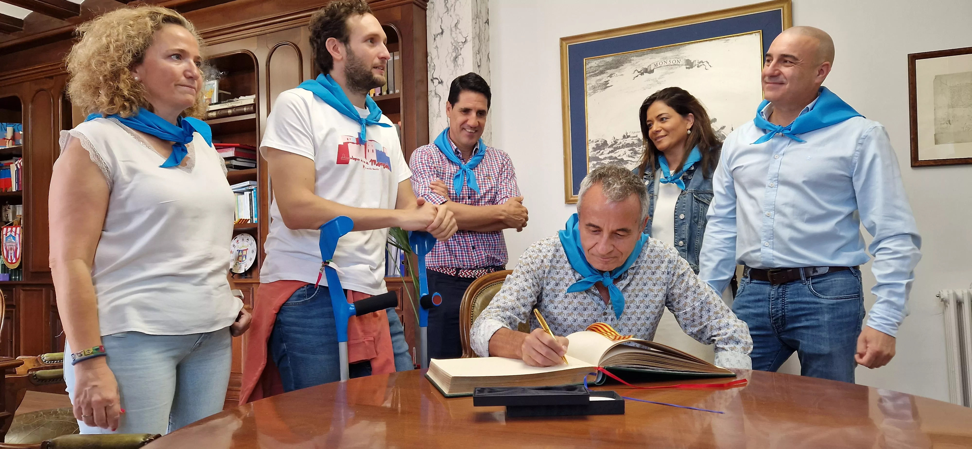 Francisco J. Porquet firma en el libro de oro del Ayuntamiento de Monzón. Foto Myriam Martínez 