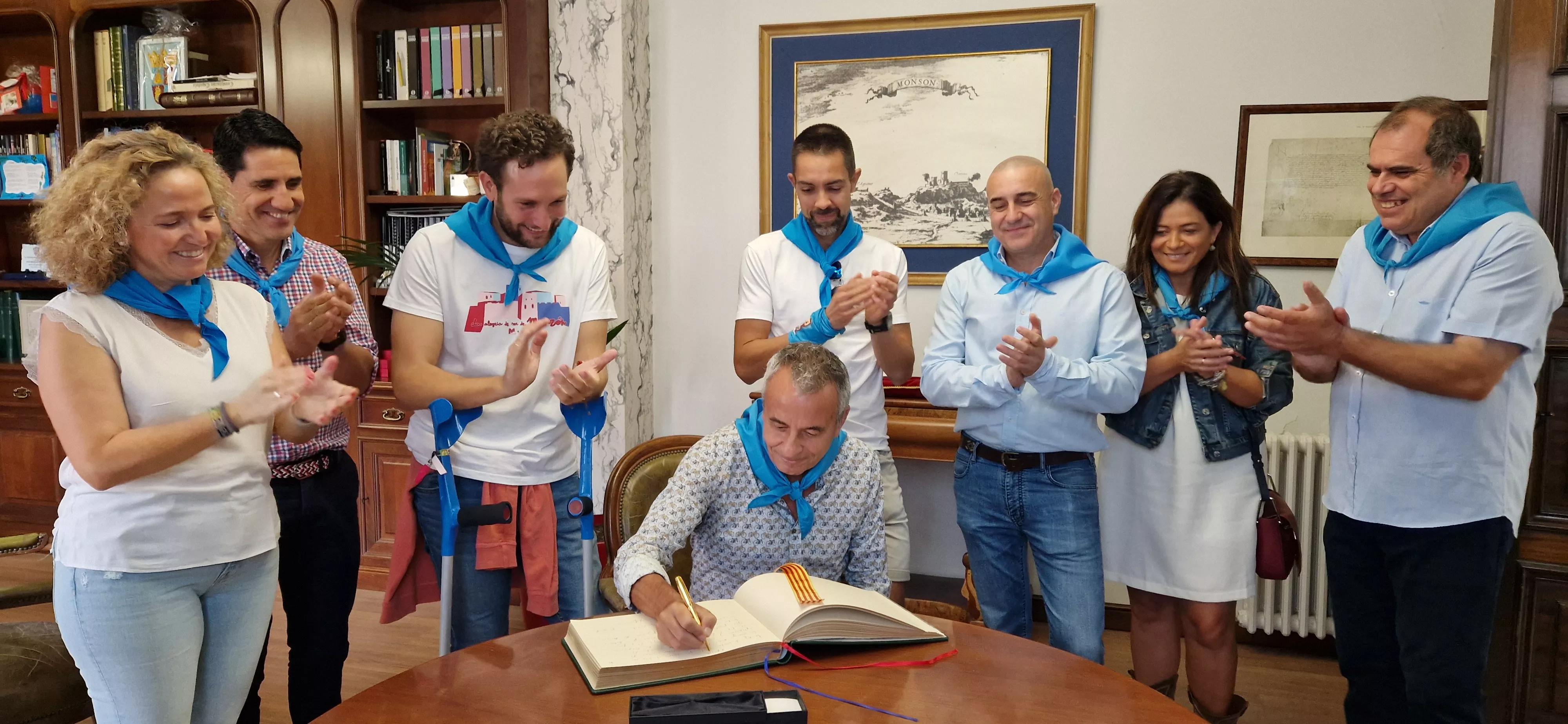 Francisco J. Porquet firma en el libro de oro del Ayuntamiento de Monzón. Foto Myriam Martínez 