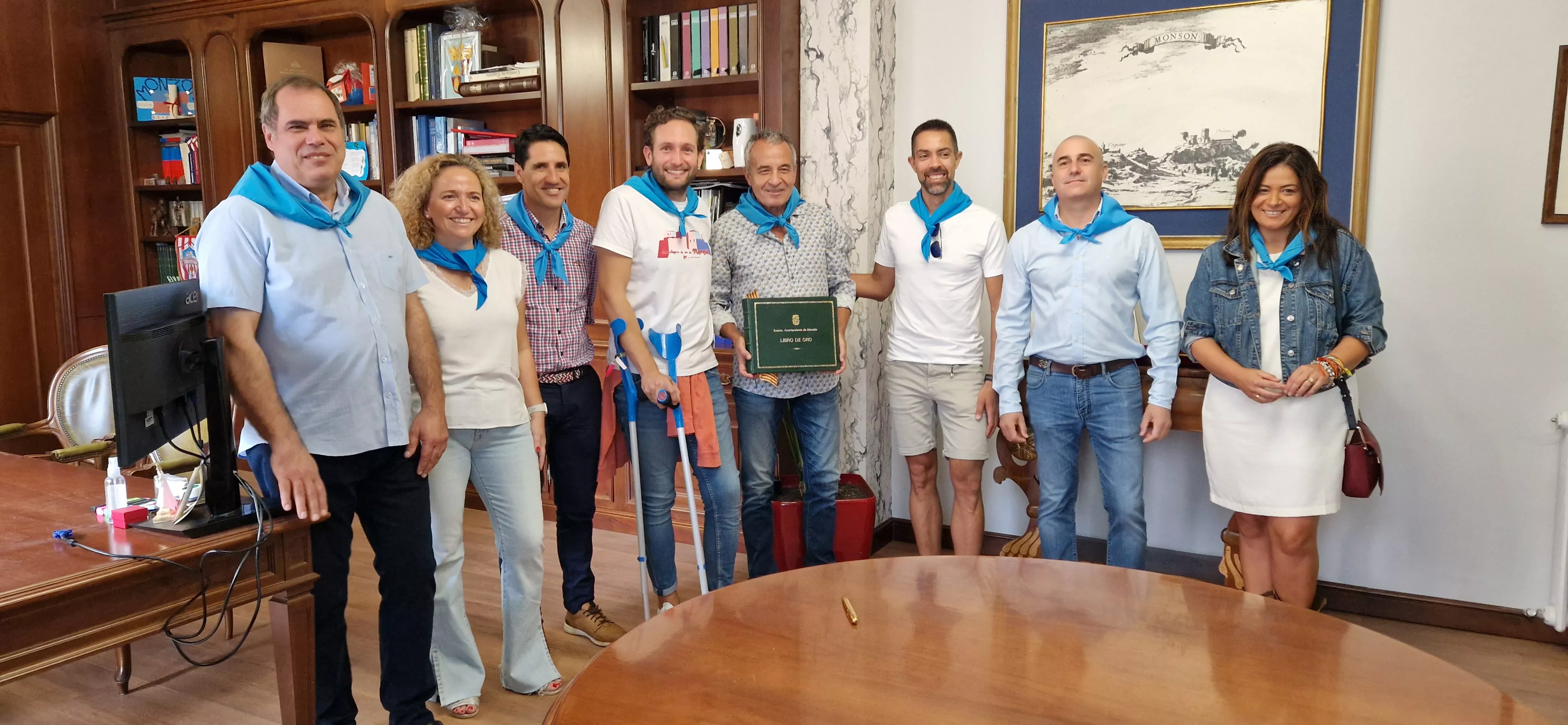 El pregonero, Francisco J. Porquet, junto a miembros de la corporación de Monzón. Foto Myriam Martínez 