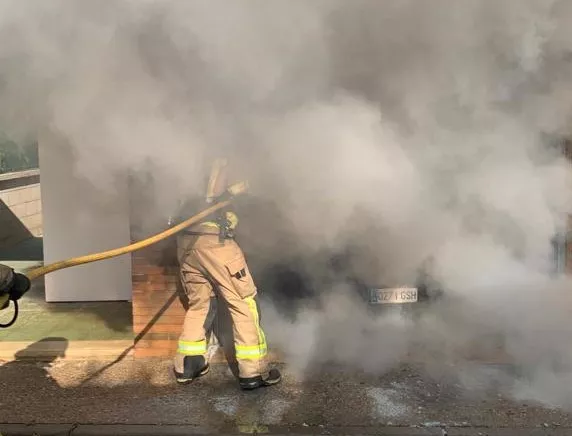 Arde un vehículo en Yéqueda.