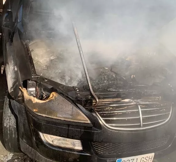 Arde un vehículo en Yéqueda.