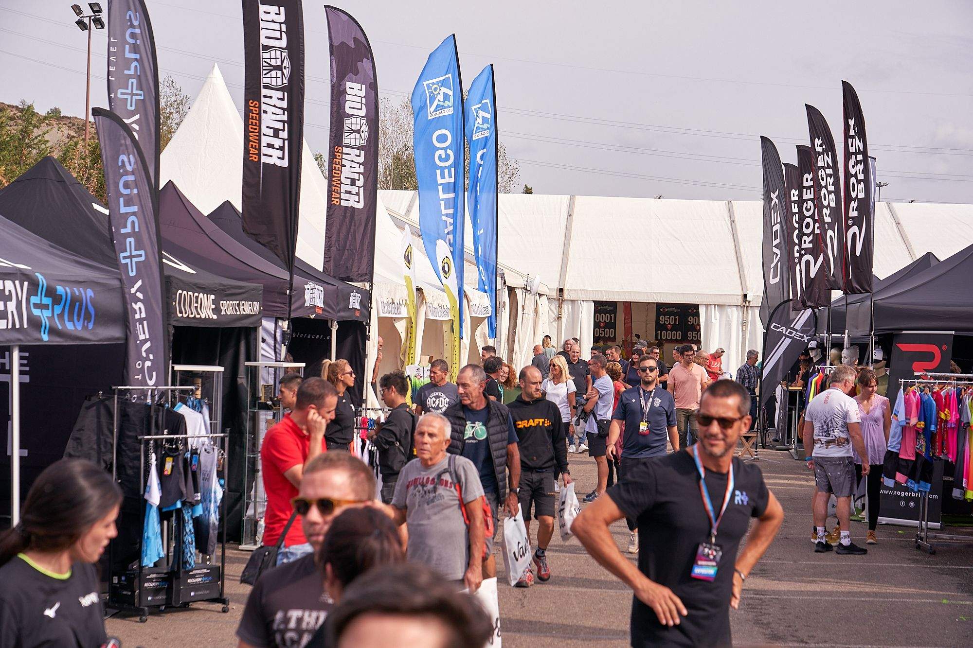 Sabiñánigo ya vive la Quebrantahuesos. FOTO: DOBLE JOTA